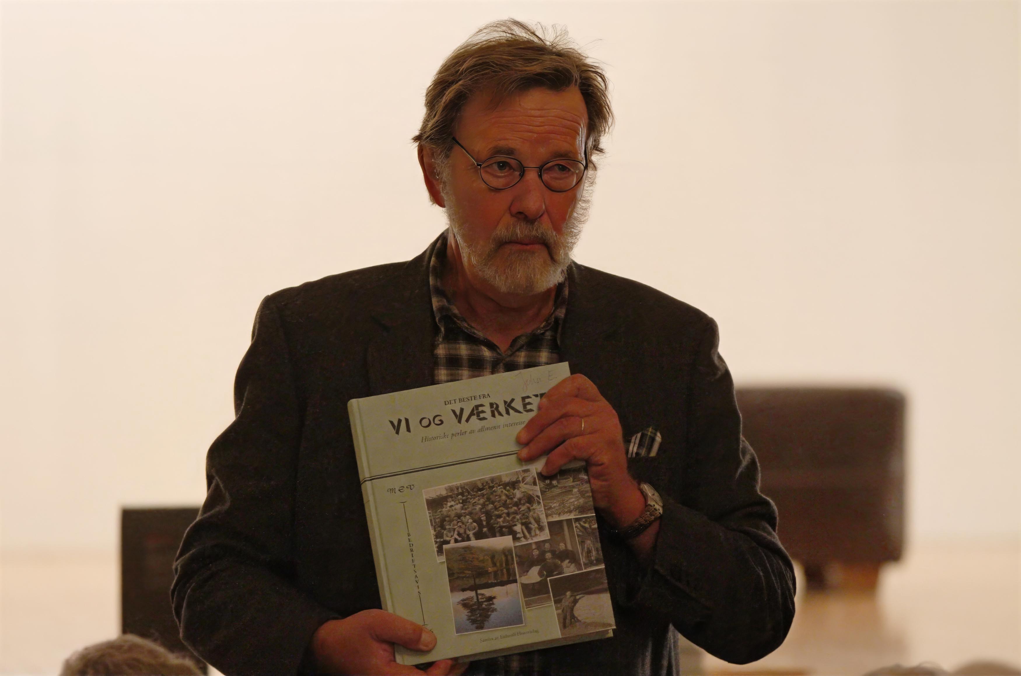 - Det beste fra Vi og Værket 1956-1994' er Eidsvoll Historielags gave til allmennheten i forbindelse med Grunnlovsjubileet i 2014, sa daværende leder av Eidsvoll Historielag John Egeland under boklanseringen. - Det beste fra Vi og Værket 1956-1994' er Eidsvoll Historielags gave til allmennheten i forbindelse med Grunnlovsjubileet i 2014, sa daværende leder av Eidsvoll Historielag John Egeland under boklanseringen.