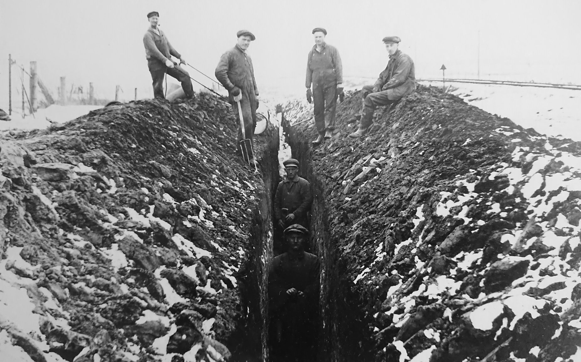 Theodor Sørlie og medsoldater i en skyttergrav under 1. verdenskrig (Theodor står bakerst nede i skyttergraven) Theodor Sørlie og medsoldater i en skyttergrav under 1. verdenskrig (Theodor står bakerst nede i skyttergraven)
