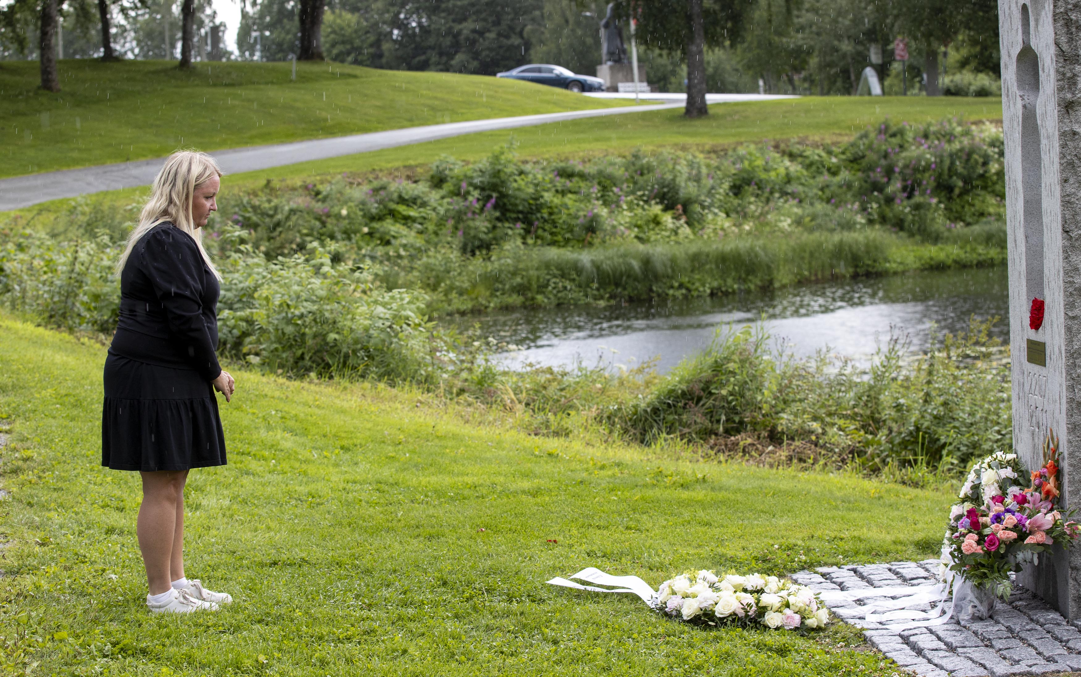 Det var en beveget Hege Svendsen som la krans ved 22. juli-monumentet Det var en beveget Hege Svendsen som la krans ved 22. juli-monumentet