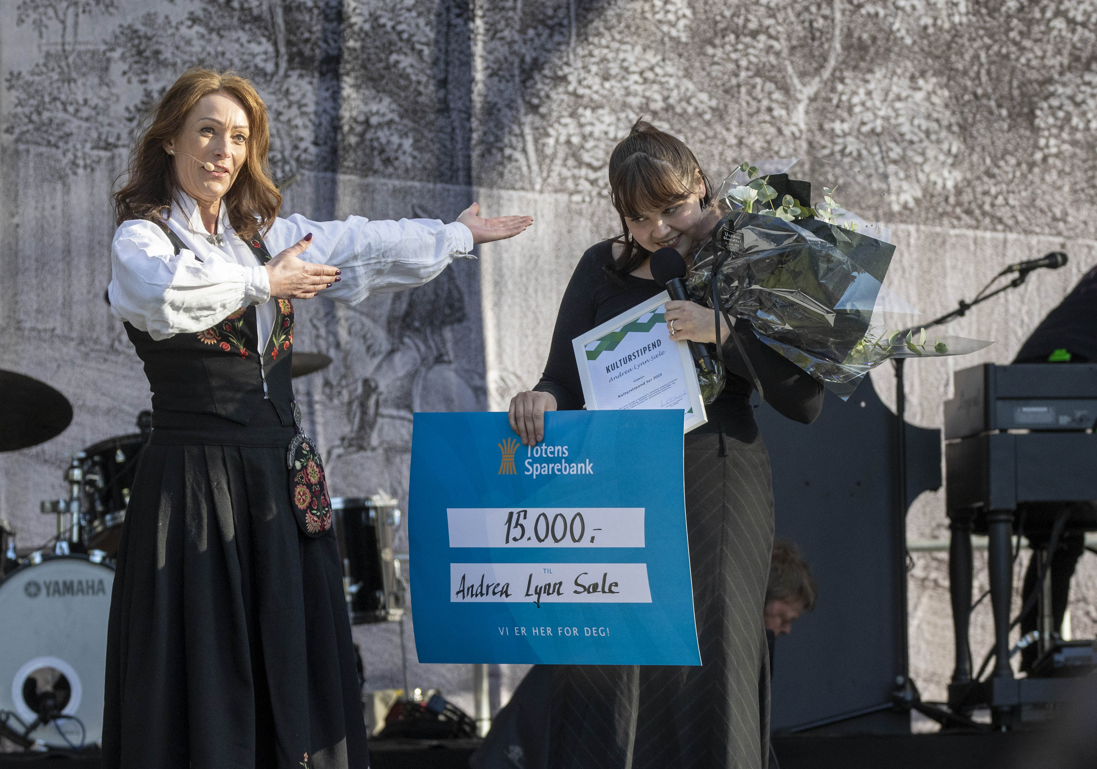 Blomster, diplom og sjekk - det ble mye å bære på for Andrea Lynn Sæle 17. mai Blomster, diplom og sjekk - det ble mye å bære på for Andrea Lynn Sæle 17. mai