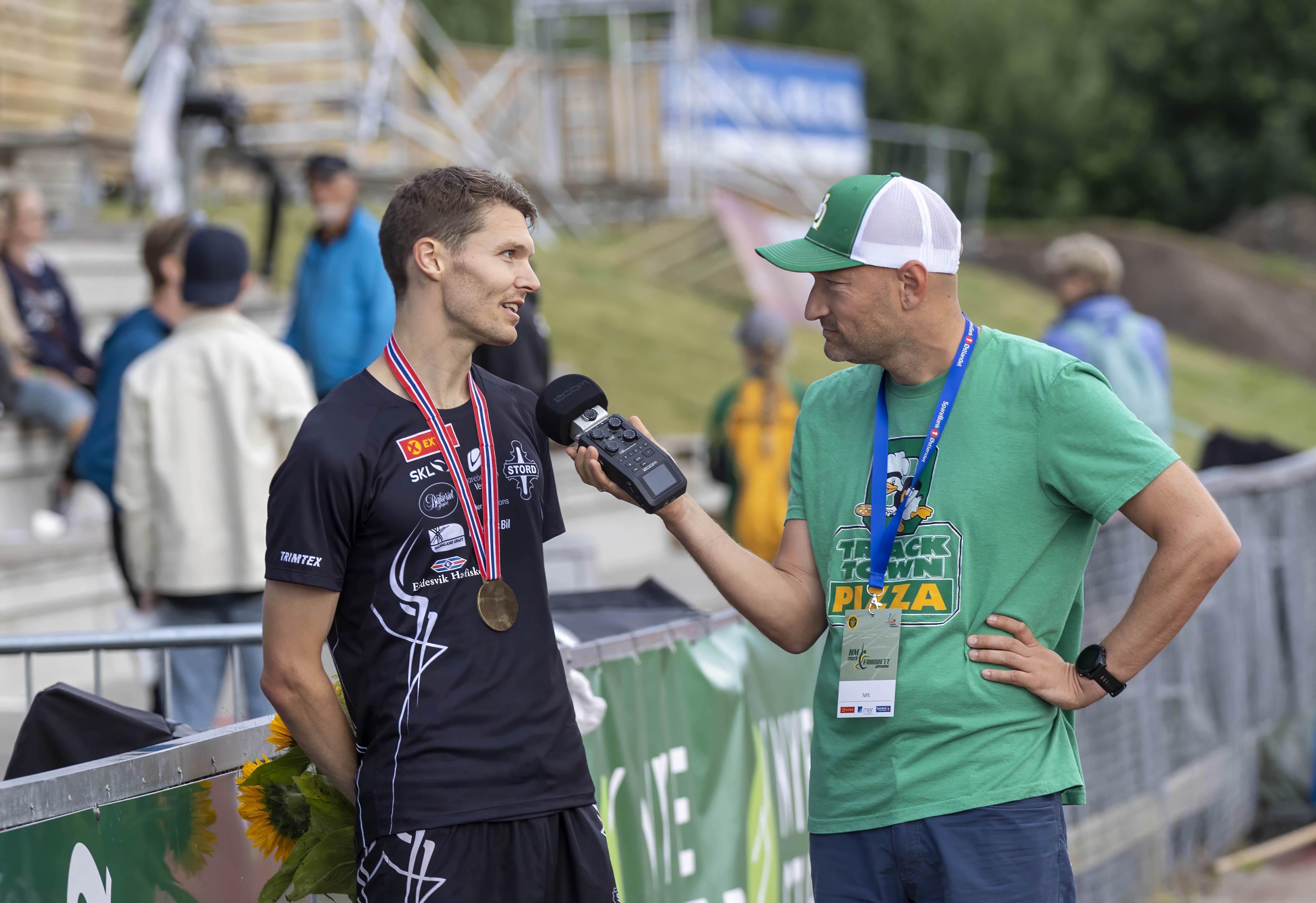 Tom Erling Kårbø blir intervjuet av Jann Post