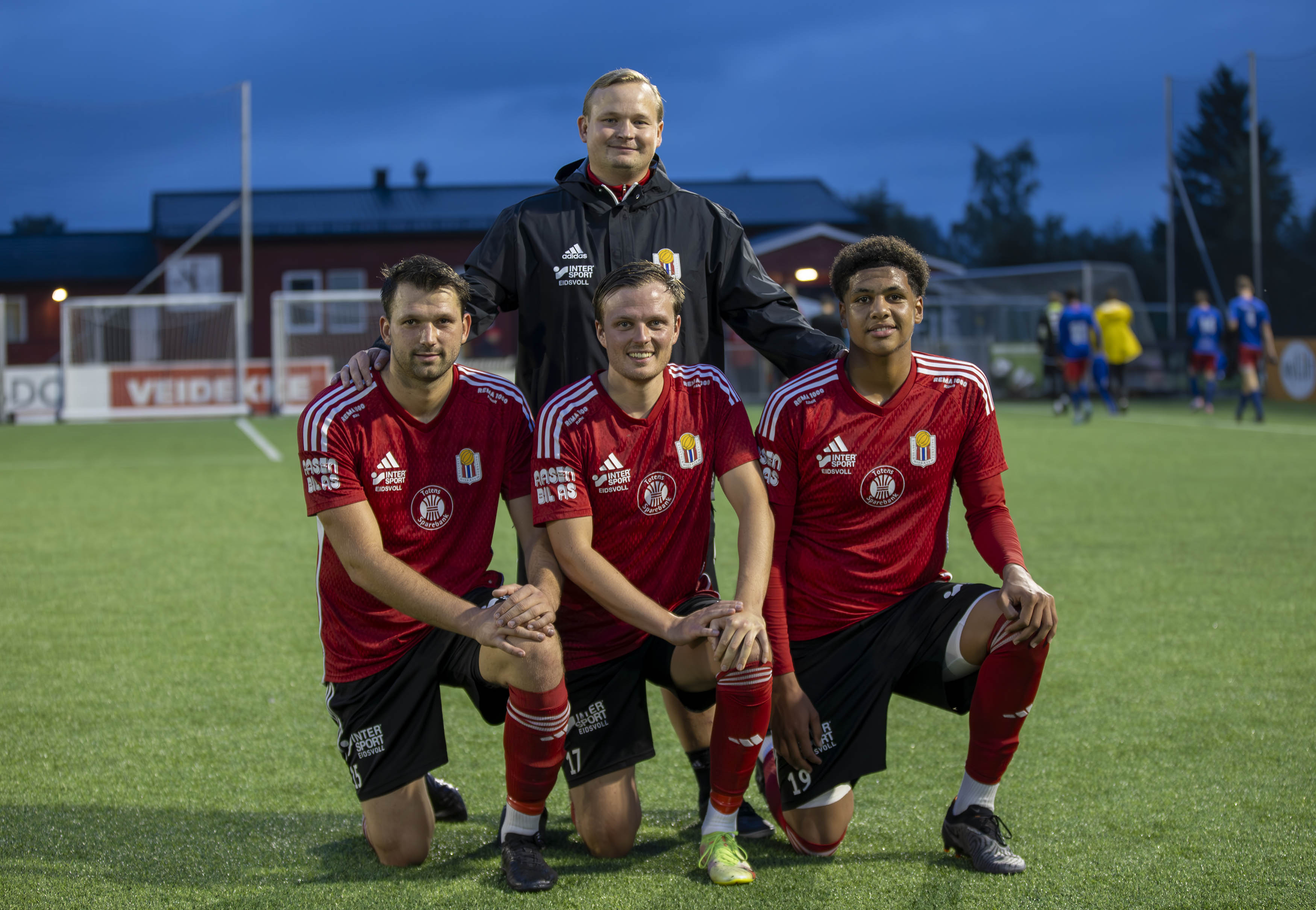 Roy Arne Berg sammen med Fredrik Alexander Johansen Kristiansen, Ole Andreas Mundal Nesset og Adama Jammeh