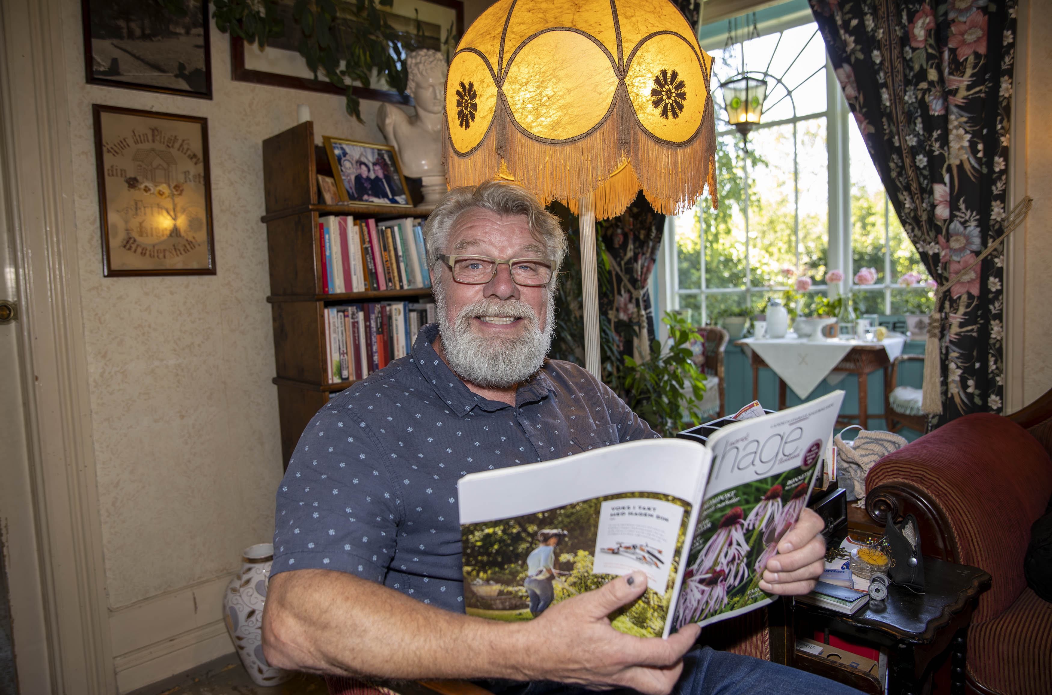 Torstein Owe slapper av i godstolen på Torshaug Torstein Owe slapper av i godstolen på Torshaug