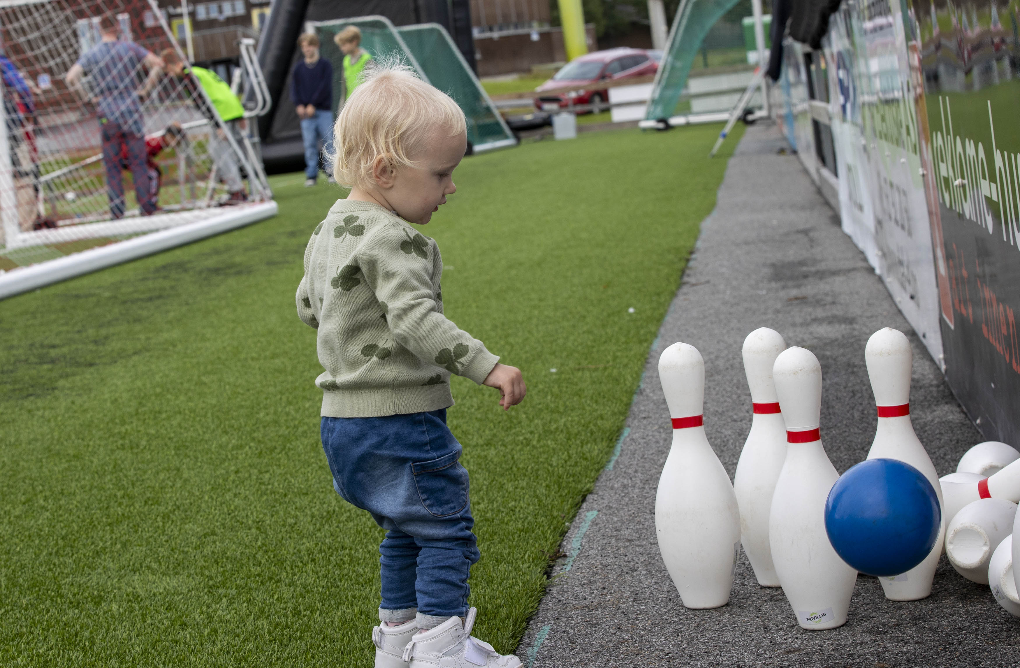 Laura Marie Fjeld på 18 mnd. prøvde seg på bowling
