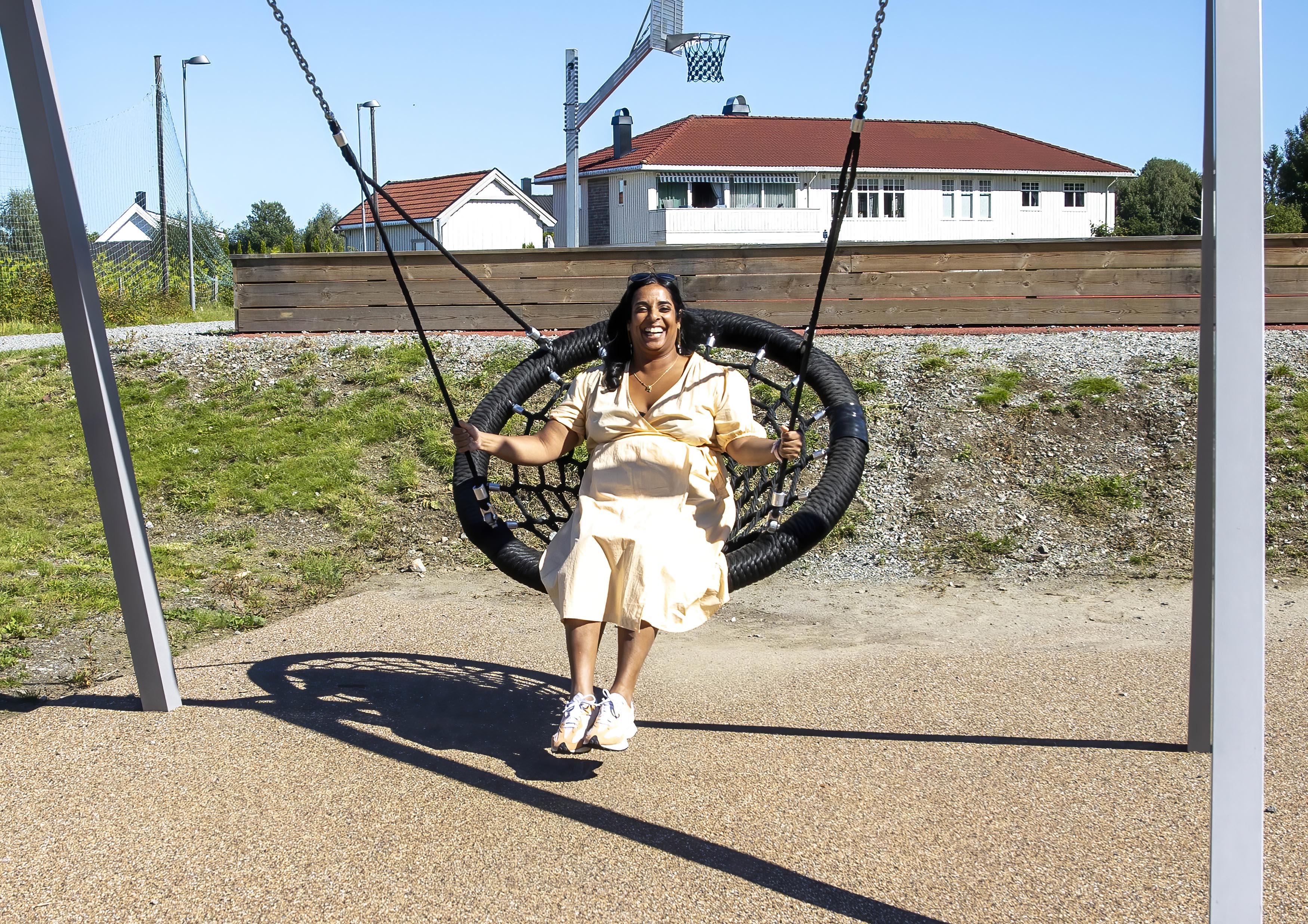 Kulturminister Lubna Jaffery måtte prøve husken på Råholt skole