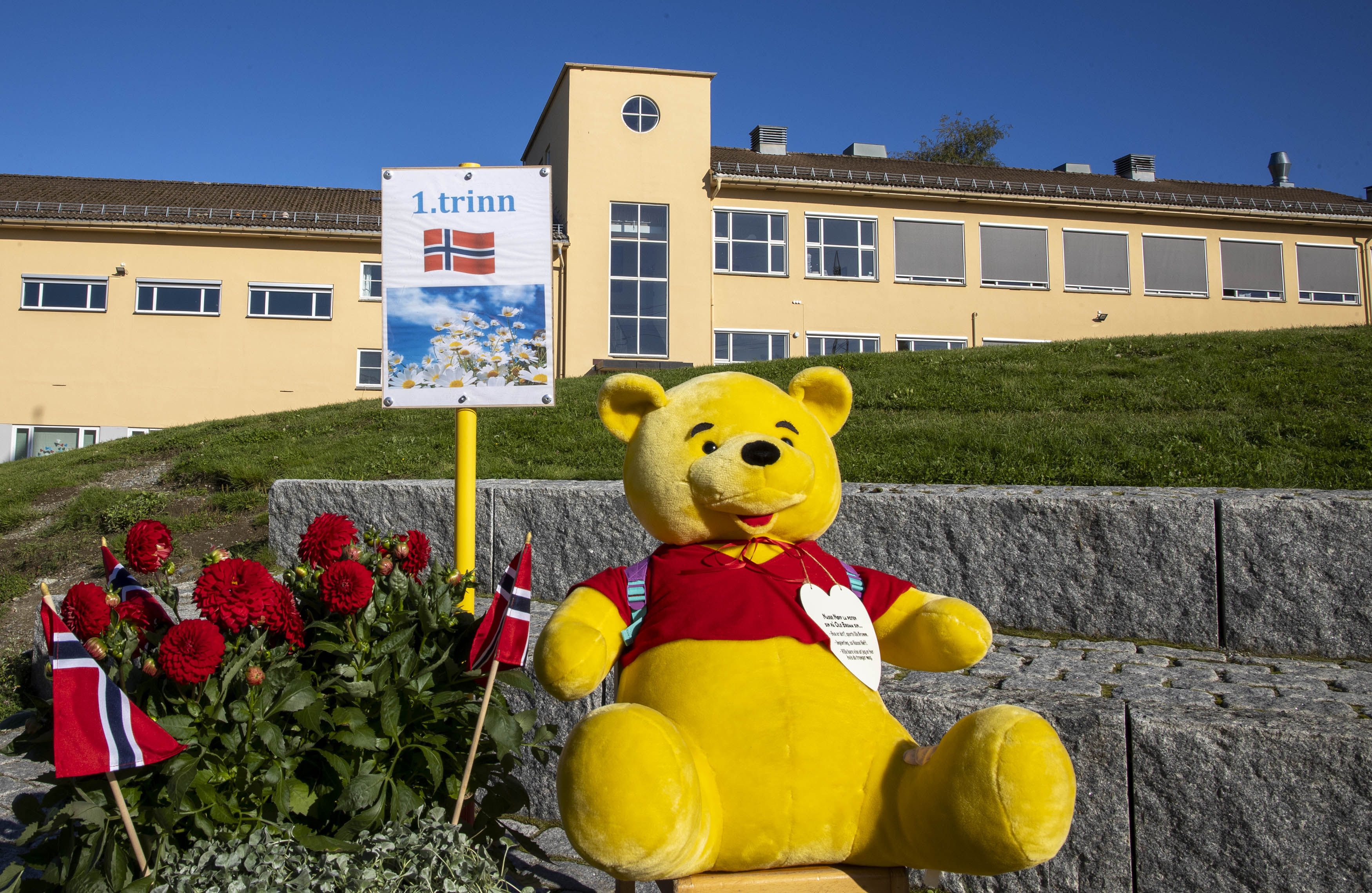 Ole Brumm ønsket velkommen til første skoledag på Ås skole
