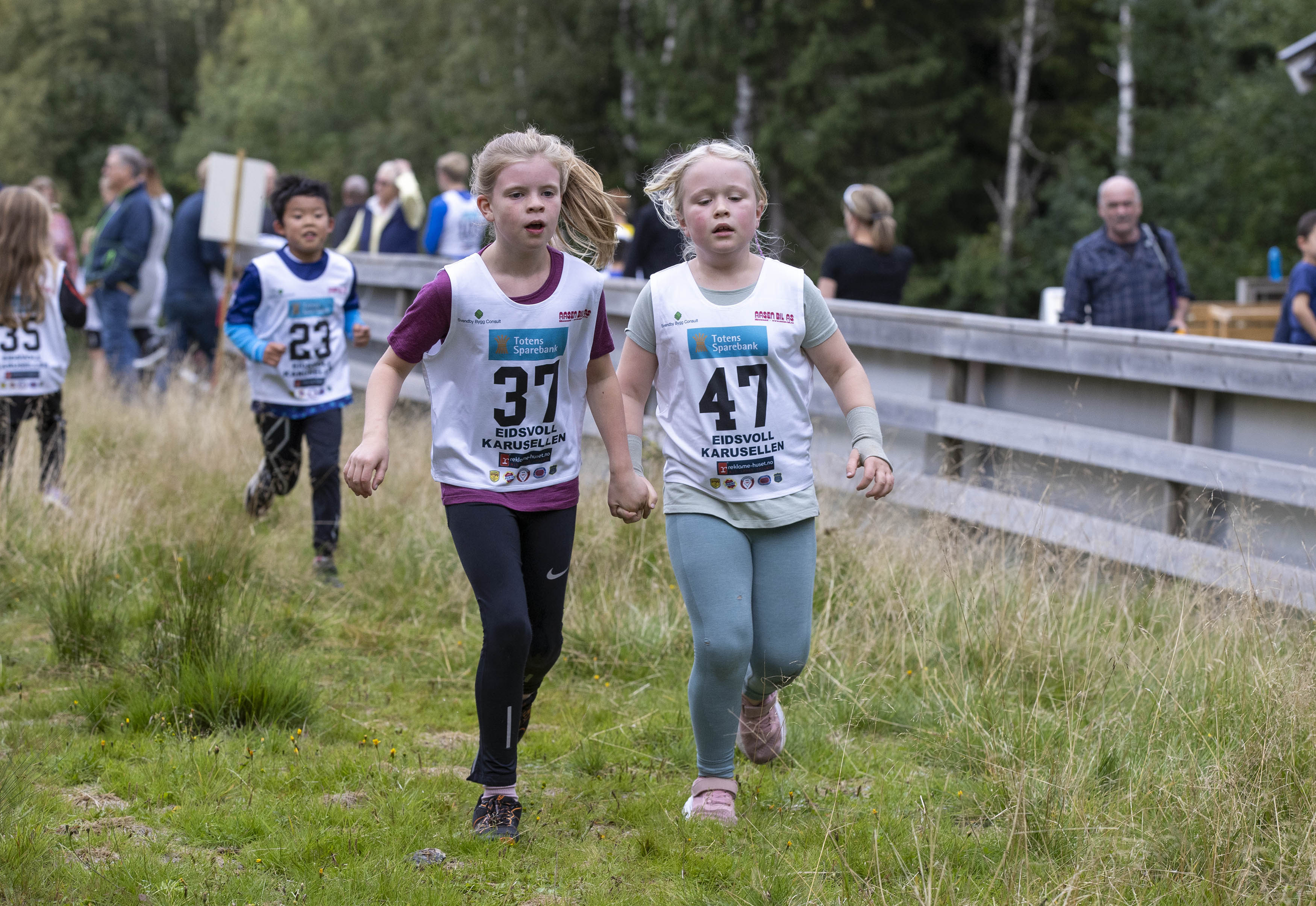 Maren Opsahl og Ella Karlsdatter Ekker løp i mål hånd i hånd