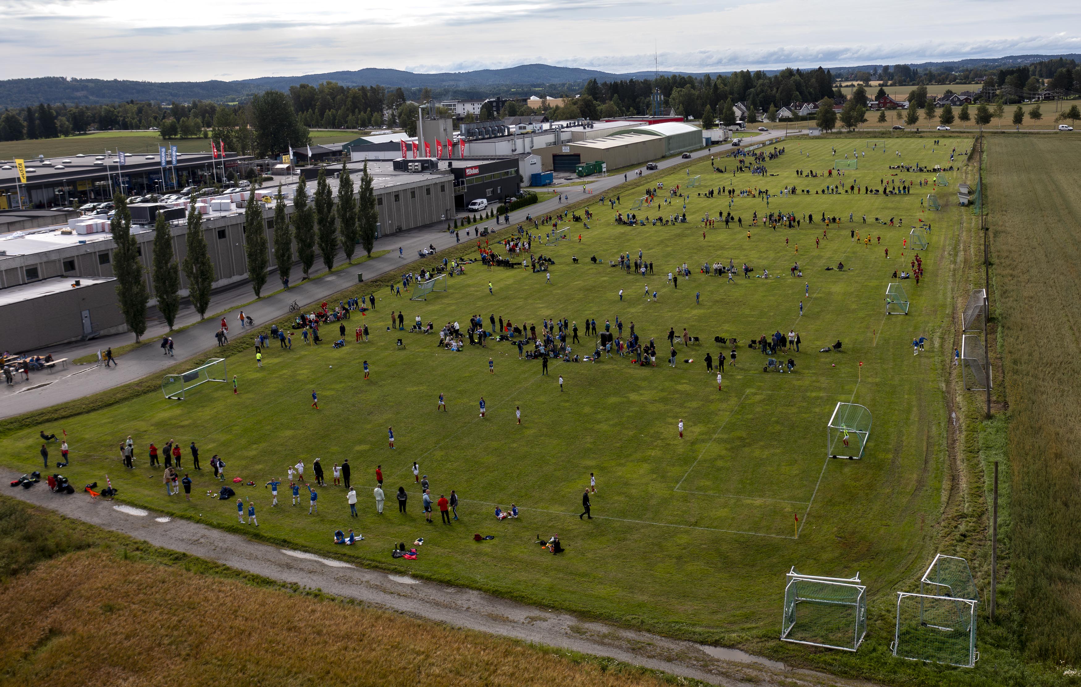 Det var et yrende liv på de mange gressbanene Det var et yrende liv på de mange gressbanene