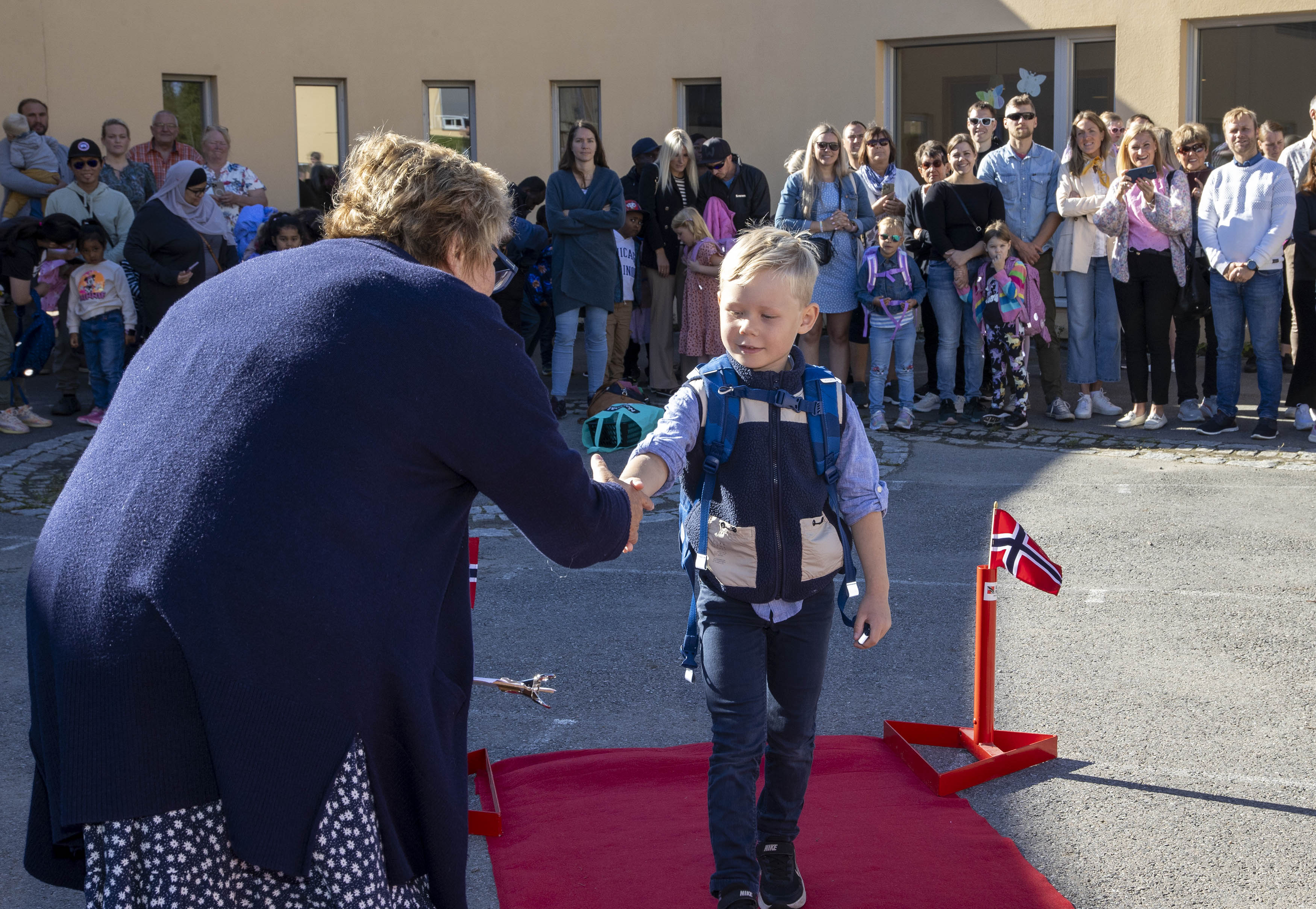 Lorentz Olav Hoel Smestad (5) ønskes velkommen av rektor Toril Skovseth