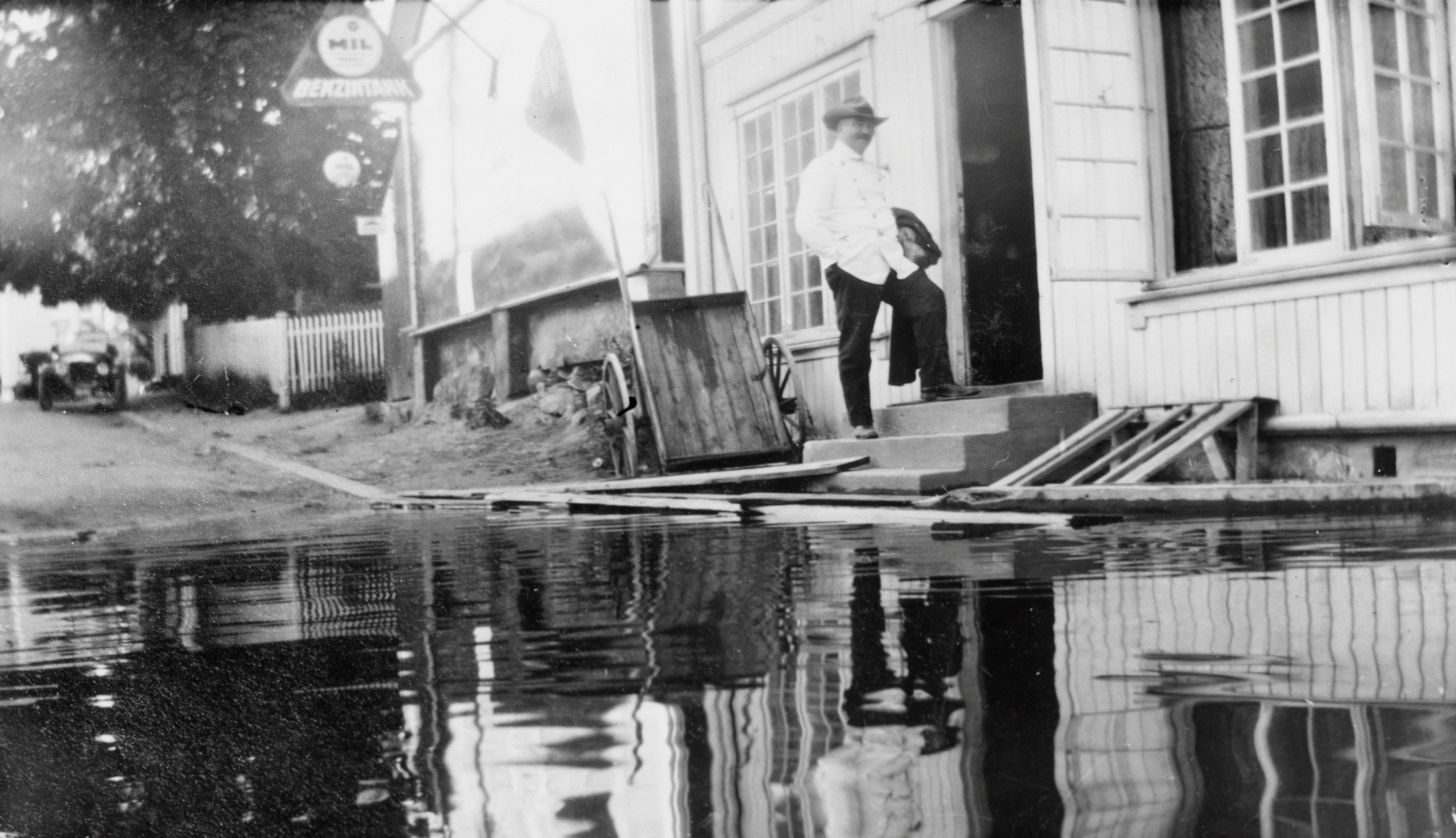 Slik så det ut i Wergelands gate under flommen i 1927
