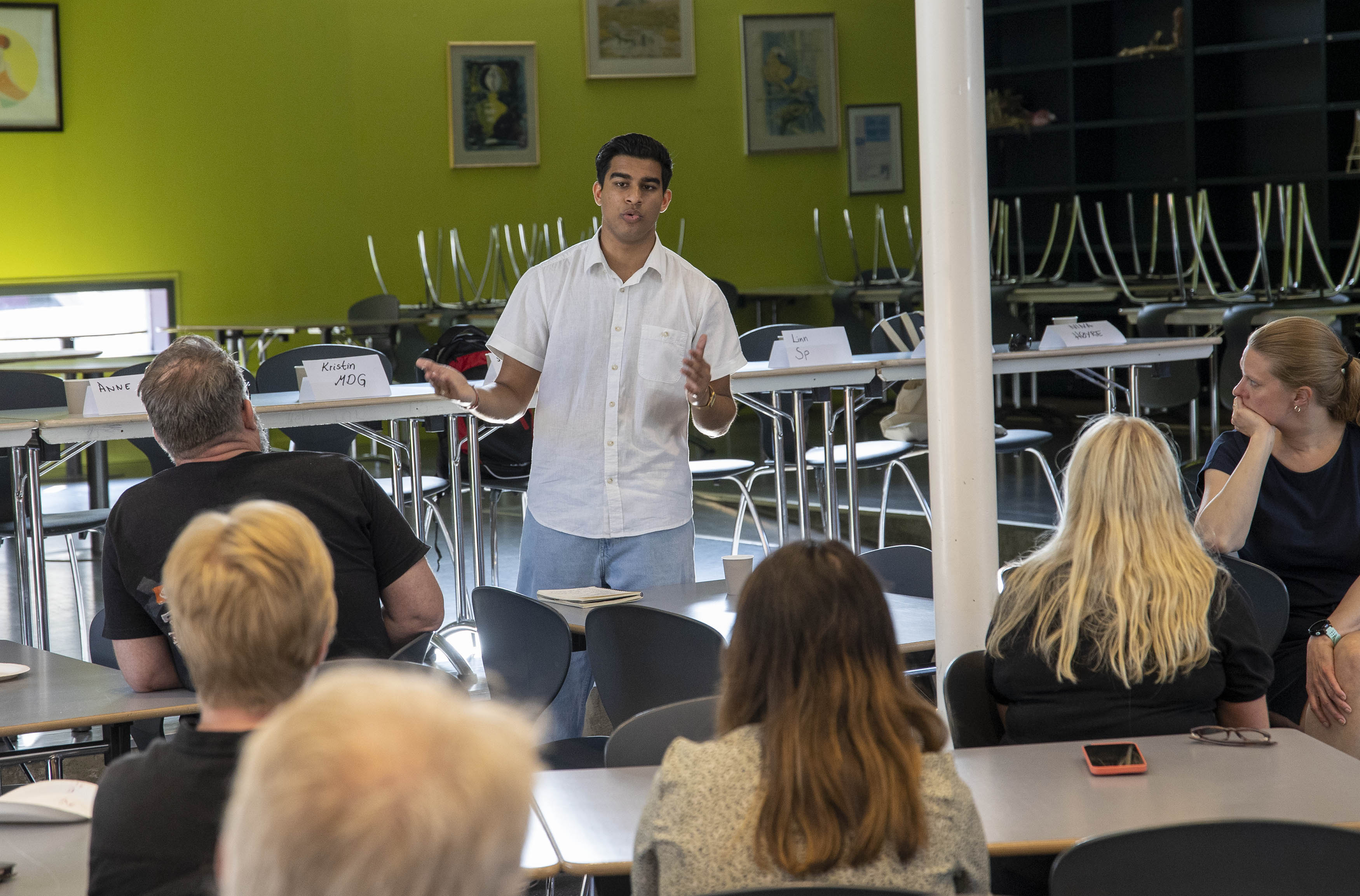 Ashish Kumar Bhargava under en foreldrekafe på Råholt ungdomsskole 31. mai 2023