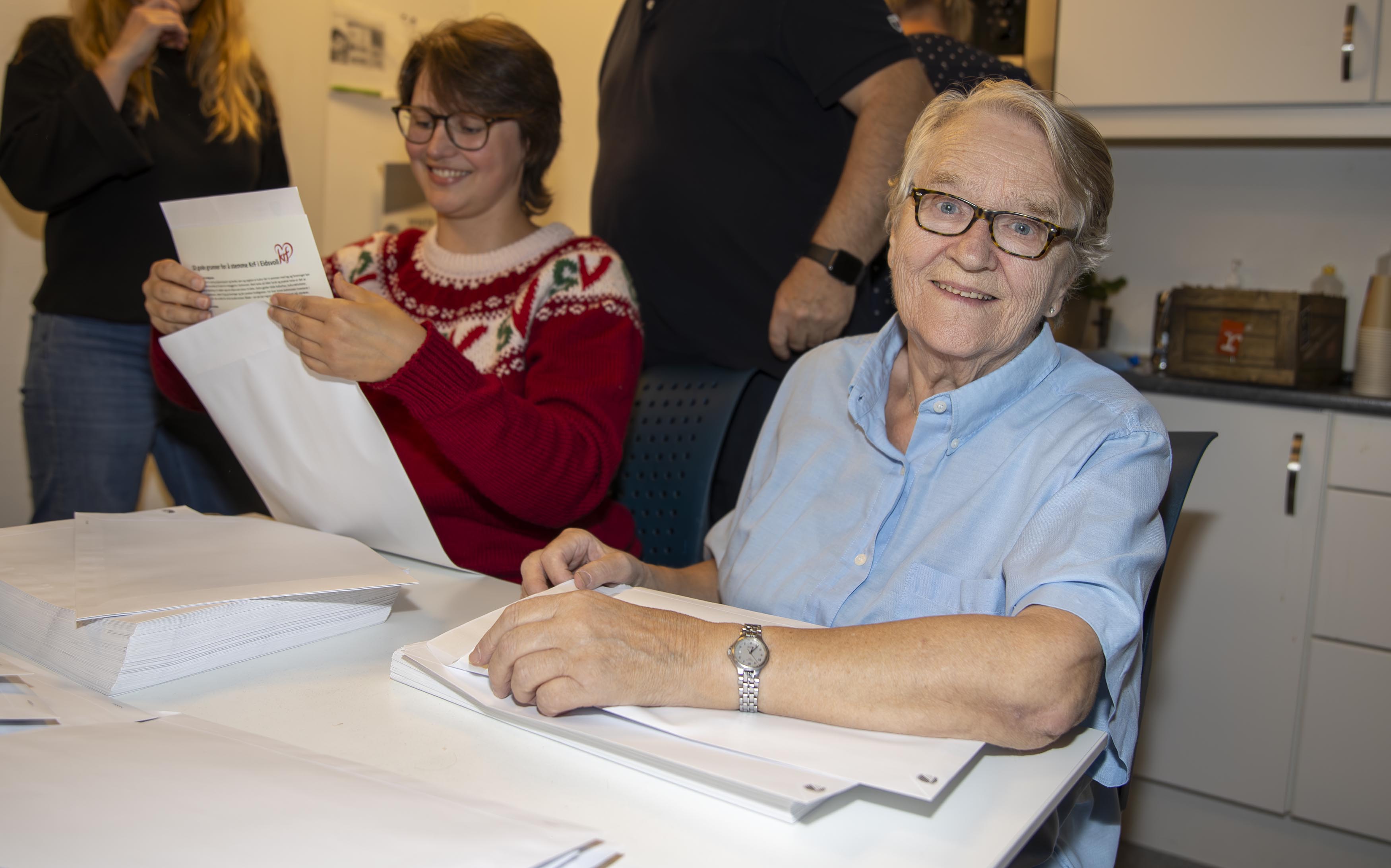 Anne Finstad og Eva Granly pakket ulike varianter av partiprogrammene i konvolutter