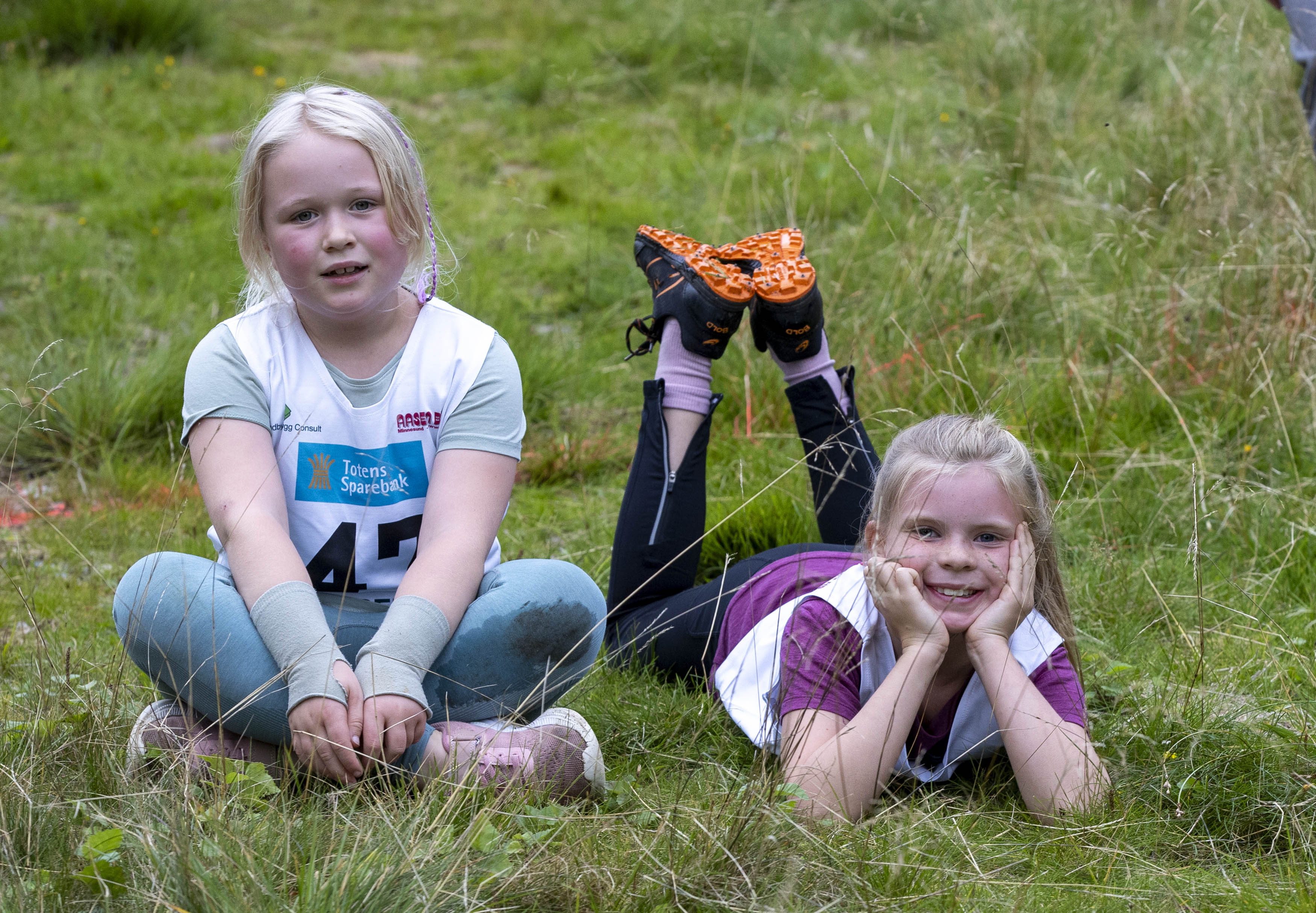 Ella Karlsdatter Ekker og Maren Opsahl må slappe av rett etter målgang