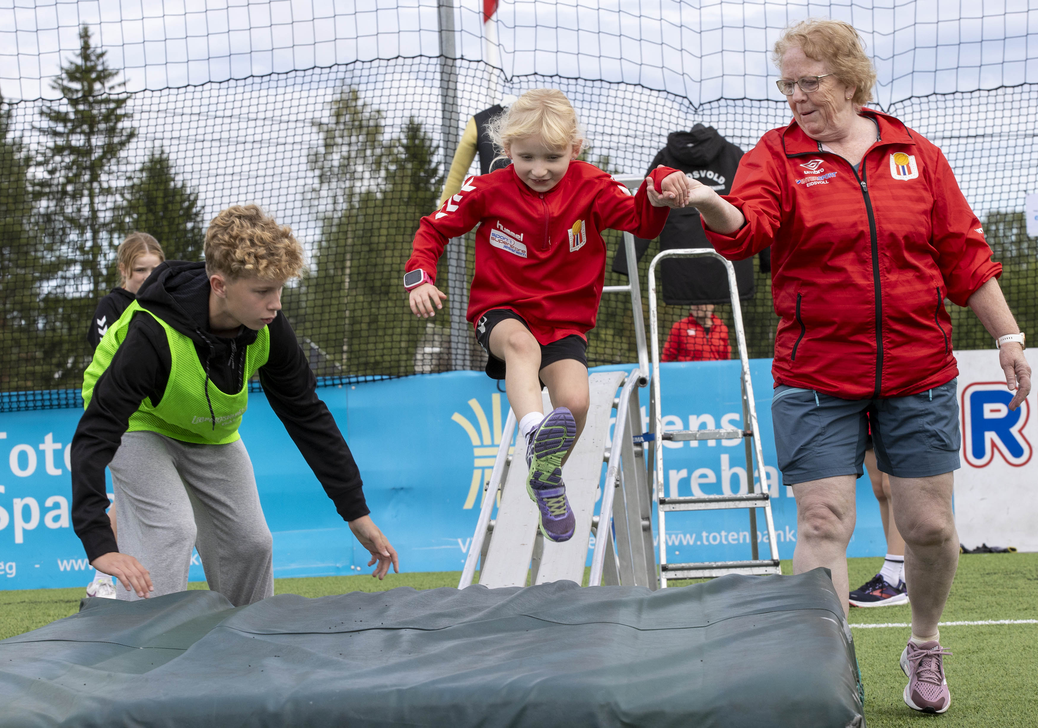 Anna går inn for landing - med telemarksnedslag - godt assistert av bestemor Anna går inn for landing - med telemarksnedslag - godt assistert av bestemor