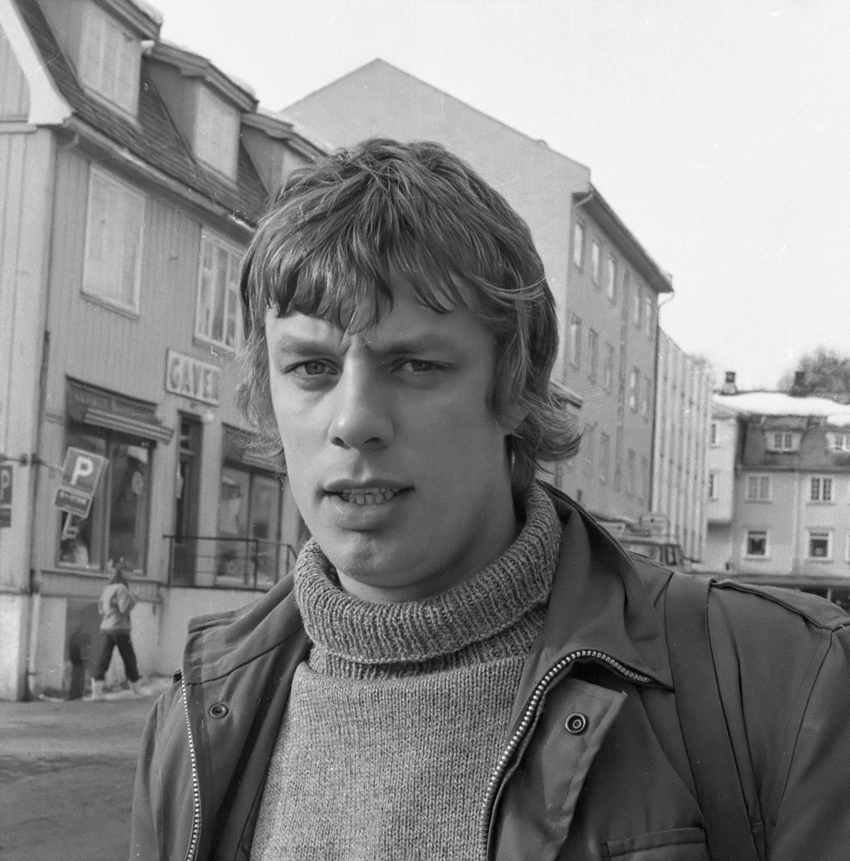 Torstein Owe i Sundet - med Hansen-gården i bakgrunnen Torstein Owe i Sundet - med Hansen-gården i bakgrunnen