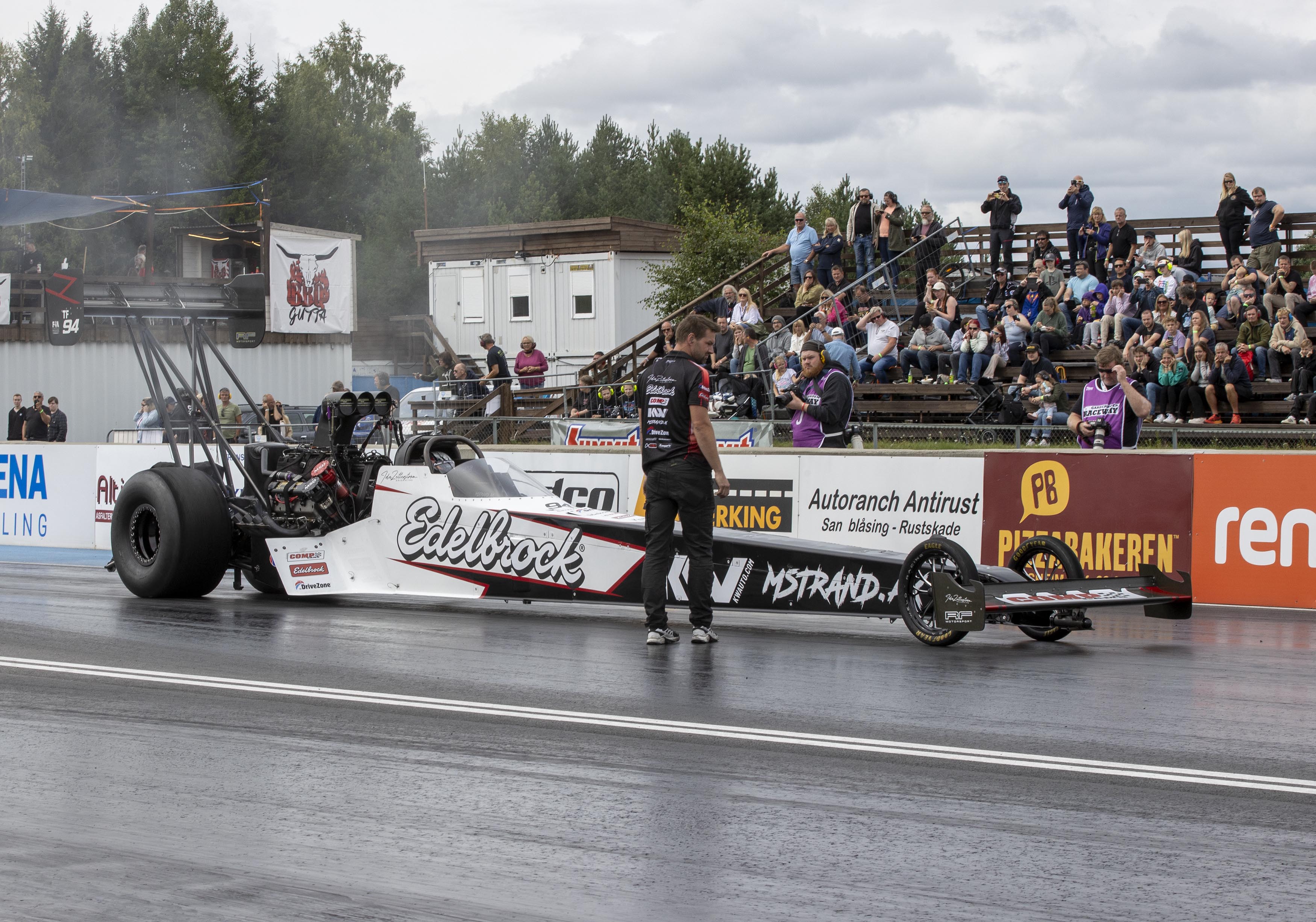 Ida Zetterström med sin Top Fuel-dragster Ida Zetterström med sin Top Fuel-dragster
