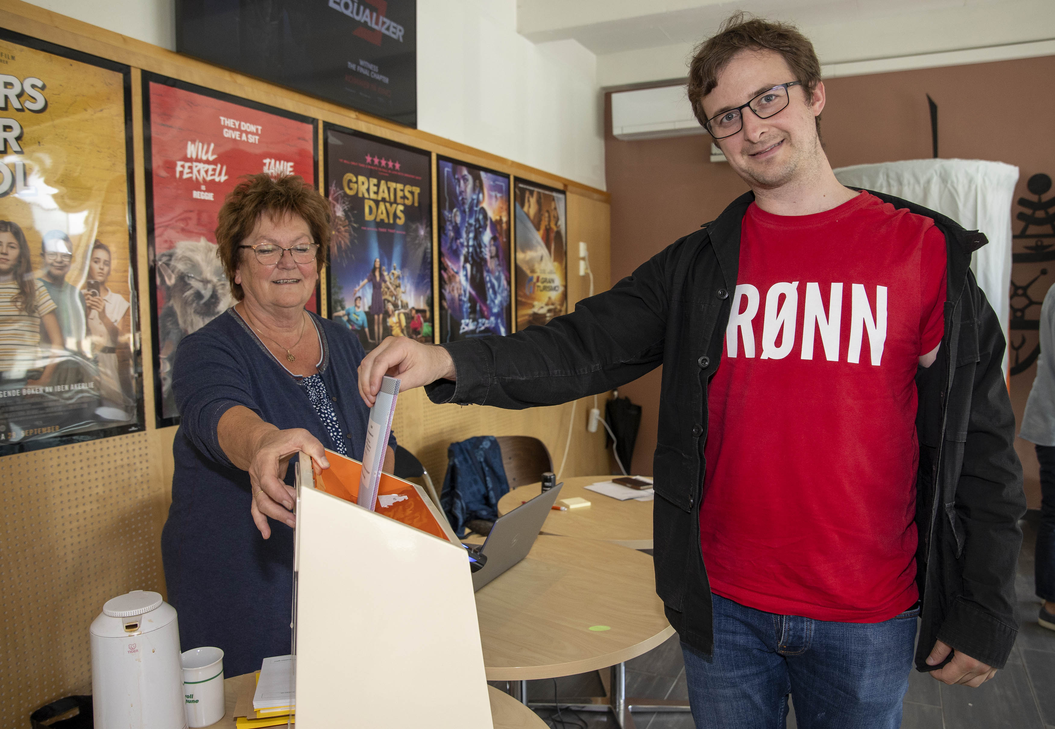 Tore Svestad har bodd i Eidsvoll i to år, og gjør her sin borgerrett. Valgmedarbeider Inger Rønsen Guttulsrud passer på at alt det formelle er på plass og går riktig for seg