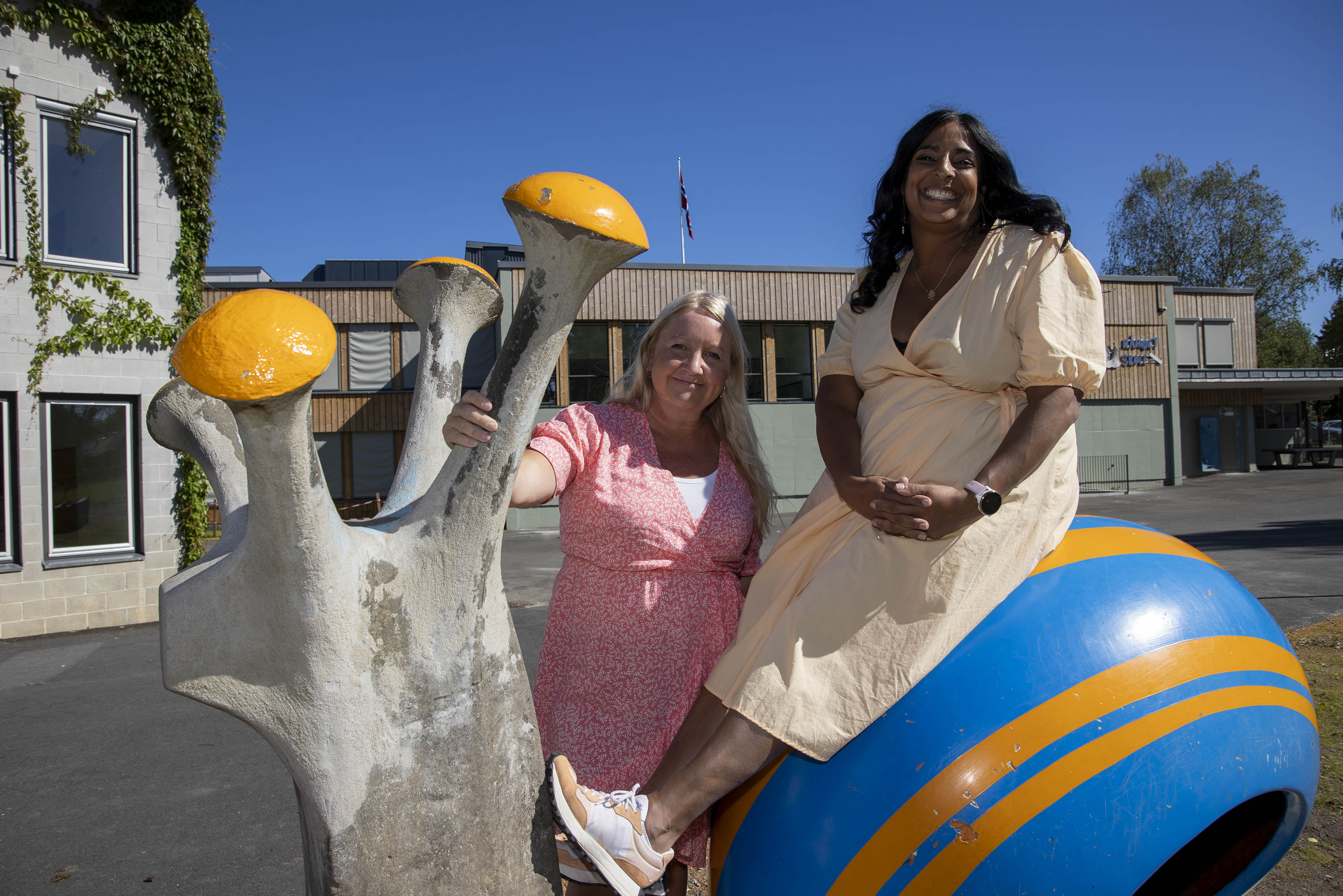 Hege Svendsen og kulturminister Lubna Jaffery besøkte Råholt skole