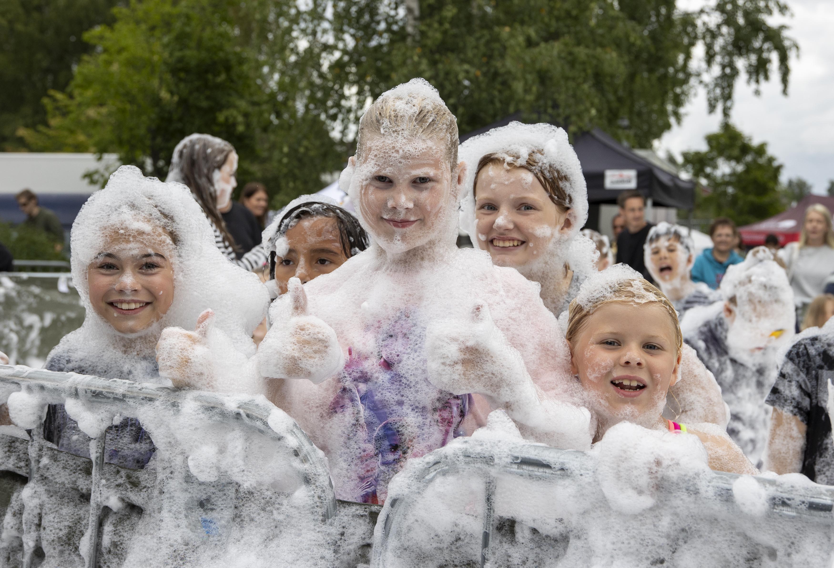 Barna hadde skumfest i Sundet søndag