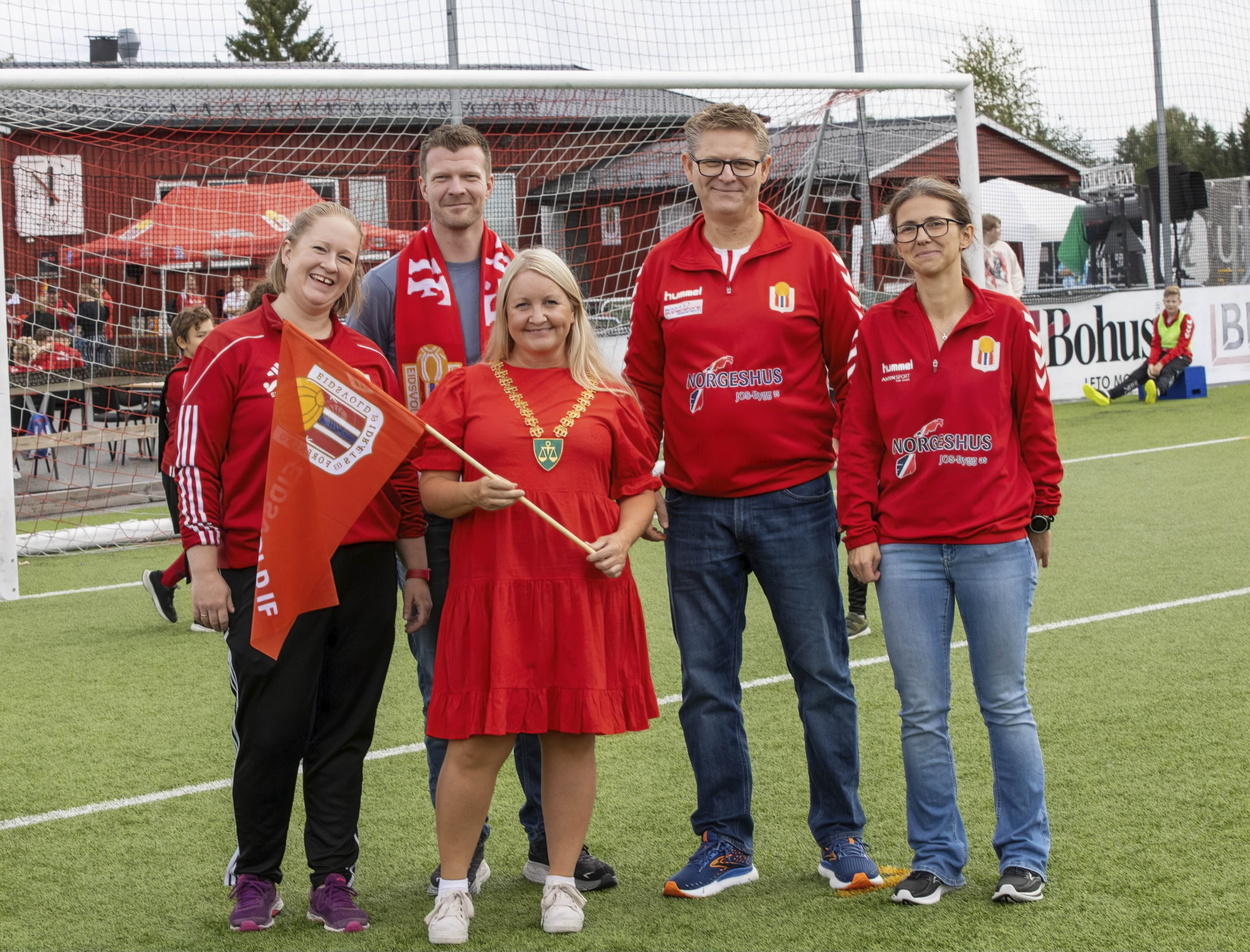 Gitte Waaler (EIF Fotball), Ken Martin Rustad (EIF Hopp), ordfører Hege Svendsen, styreleder i Eidsvold Idrætsforerning Kai Robert Hallberg og Marte Rustad (EIF Håndball) Gitte Waaler (EIF Fotball), Ken Martin Rustad (EIF Hopp), ordfører Hege Svendsen, styreleder i Eidsvold Idrætsforerning Kai Robert Hallberg og Marte Rustad (EIF Håndball)