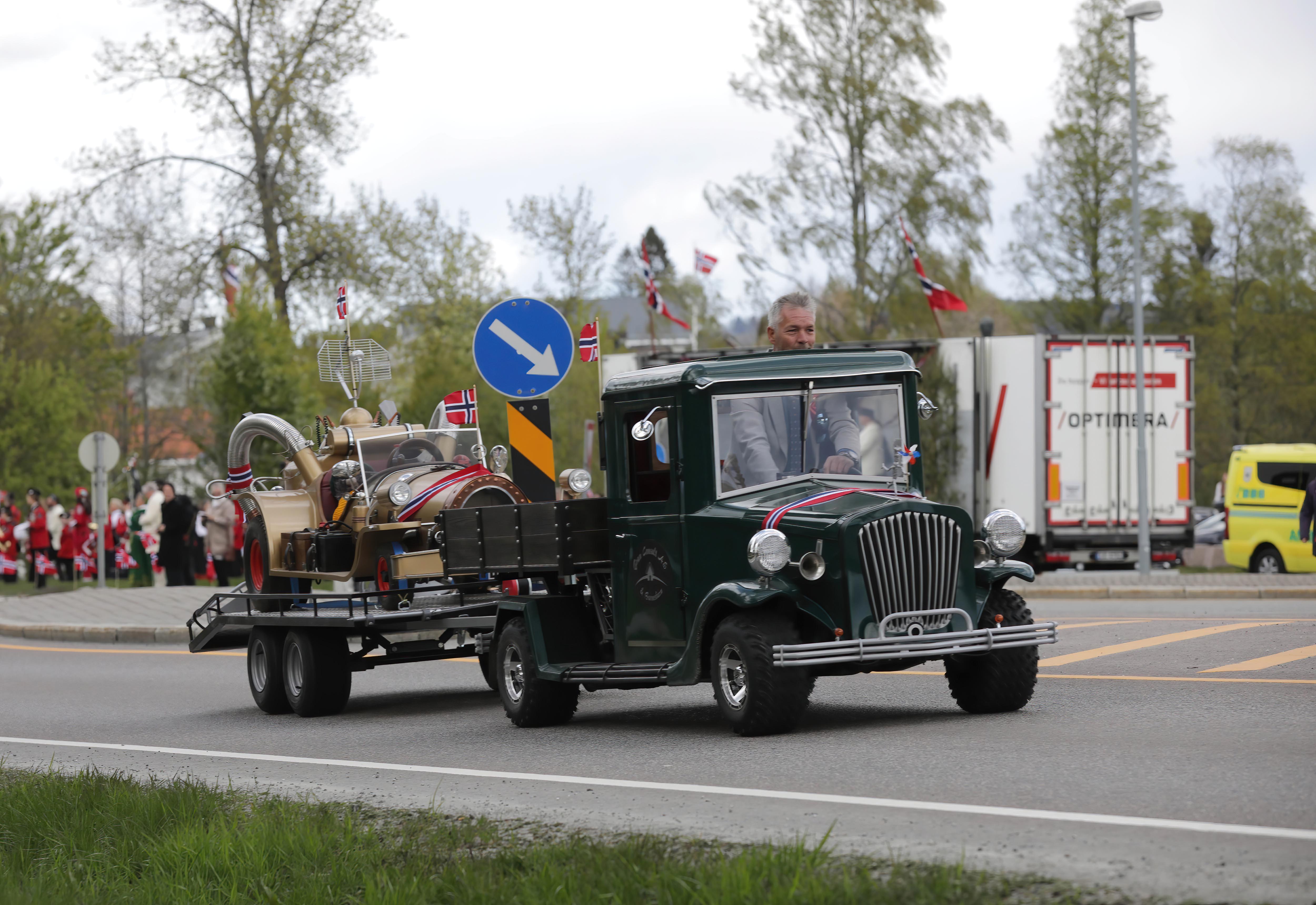 Her ser vi Knerten med miniutgaven av Il Tempo Gigante på hengeren under bilkortesjen 17. mai 2020 Her ser vi Knerten med miniutgaven av Il Tempo Gigante på hengeren under bilkortesjen 17. mai 2020