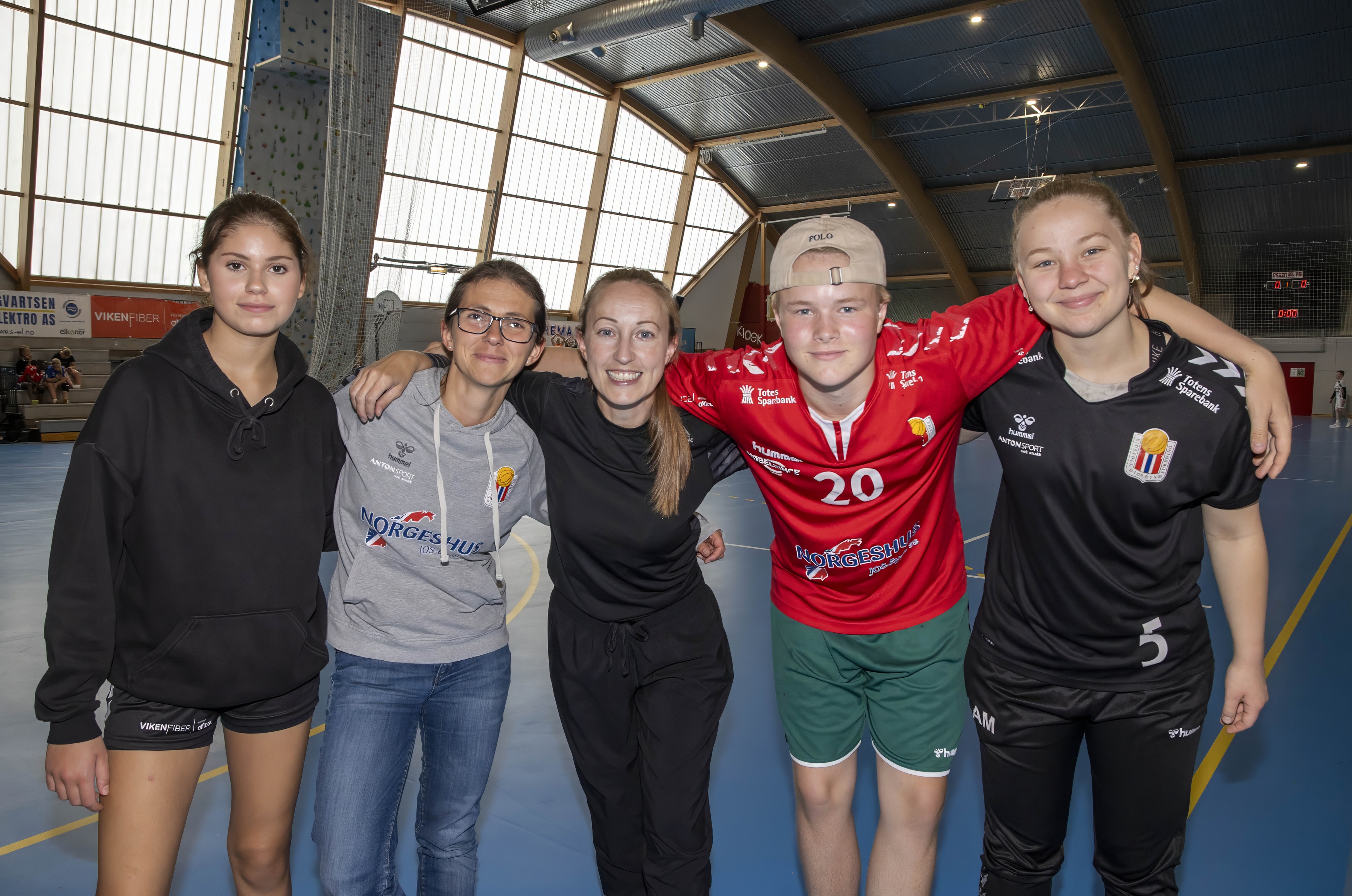 Fra venstre Ariola Llapi, Marte Rustad, Jeanette Larsen, Knut Riisnæs Aarvik og Amalie Mathisen