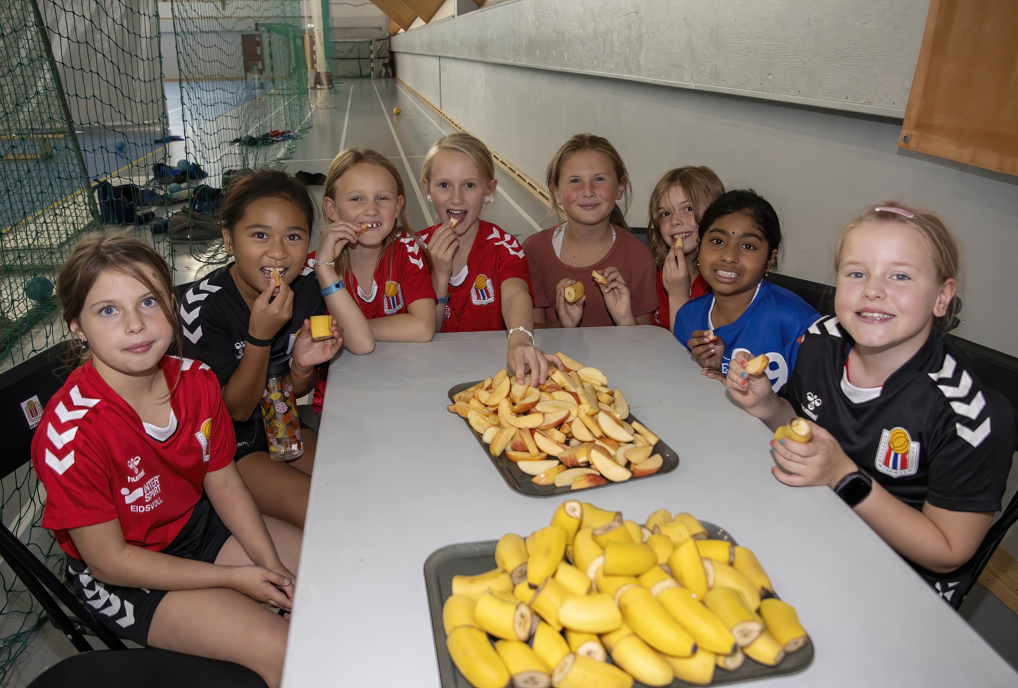 Fra venstre Emilie Rosenlund (9), Maja Maca (9), Julie Løvdahl Werner (9), Emma Løvdahl Werner (11), Marie Schultz Høgtun (9), Signe Julianne Rognlien Nymoen (9), Archana Jeyasegaram (9) og Malin Dyre Andersen (9)