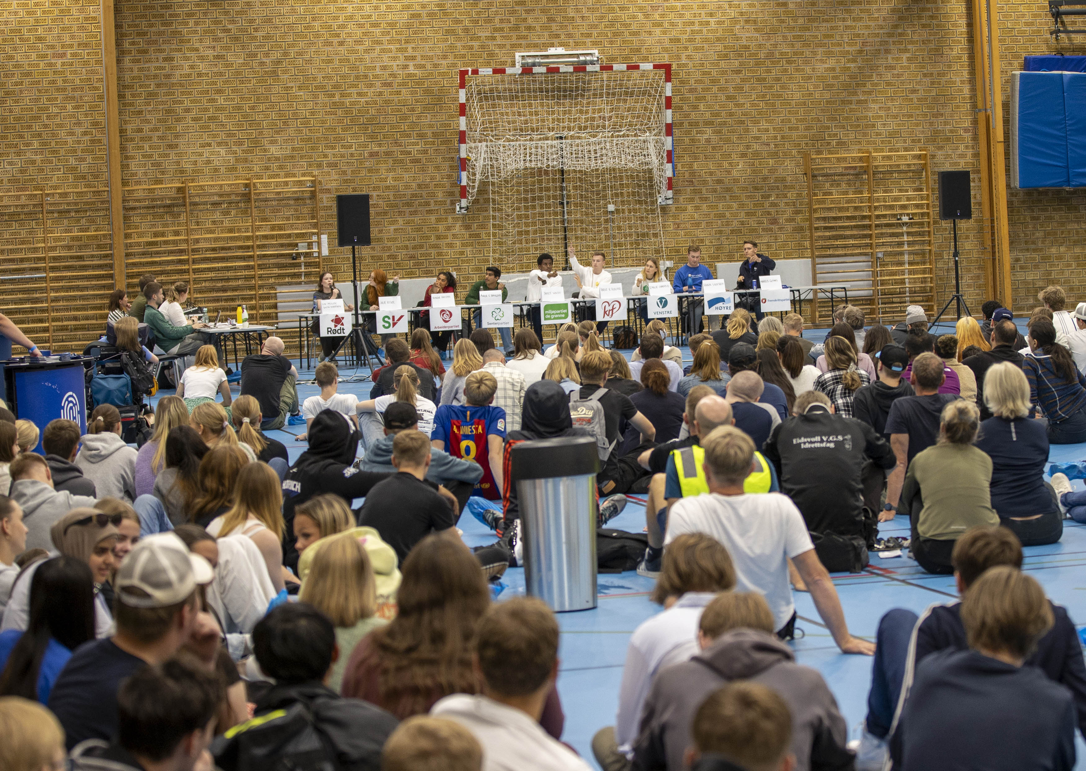 Det var folksomt i Eidsvollhallen under skoledebatten Det var folksomt i Eidsvollhallen under skoledebatten