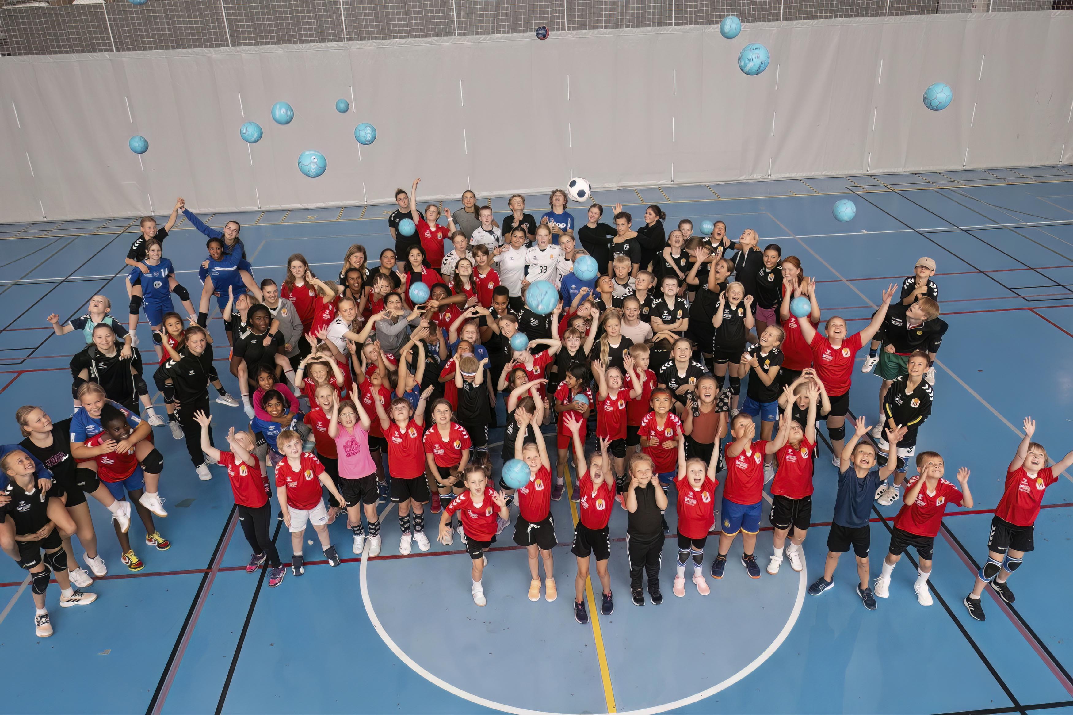 Full jubel for sommerhåndballskole i Råholthallen