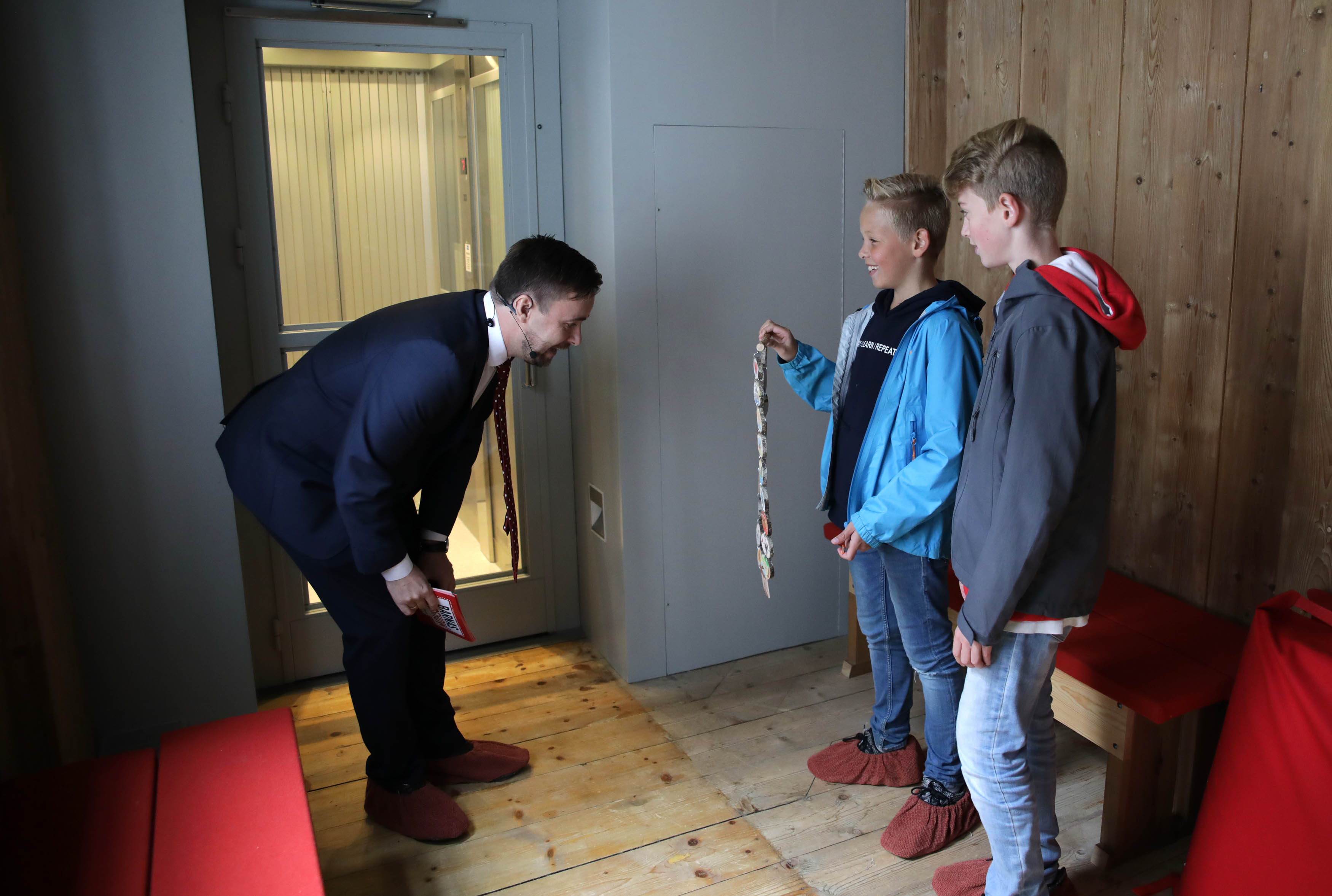 I 2019 fikk Stian Barsnes-Simonsen en sniktitt på ordførerkjedet som ble laget av elever ved Eidsvoll Verk skole