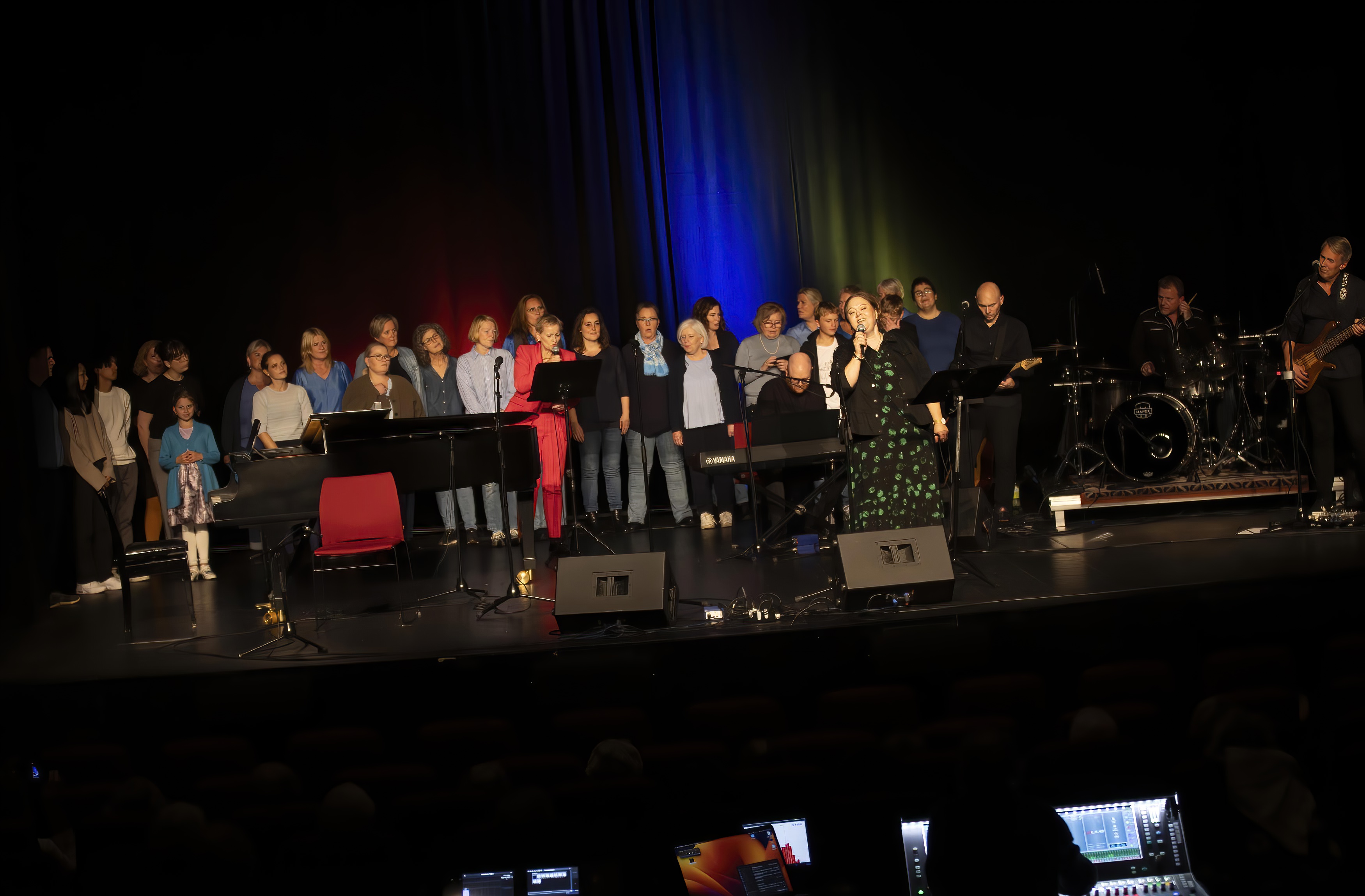 Under avslutningsnummeret var alle artistene på scenen