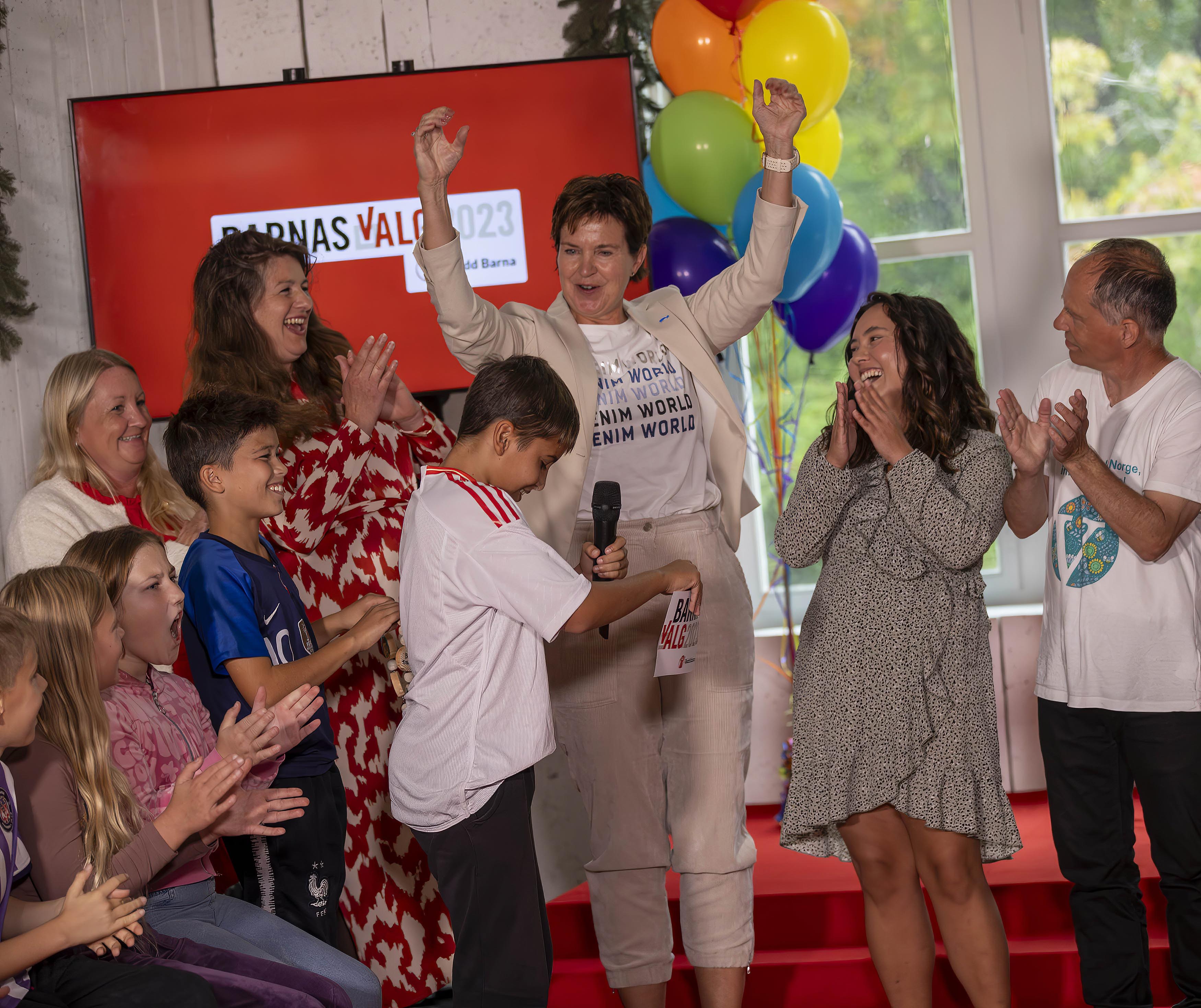 En jublende glad Nina Kristengård ble kåret til barnas ordfører i Eidsvoll