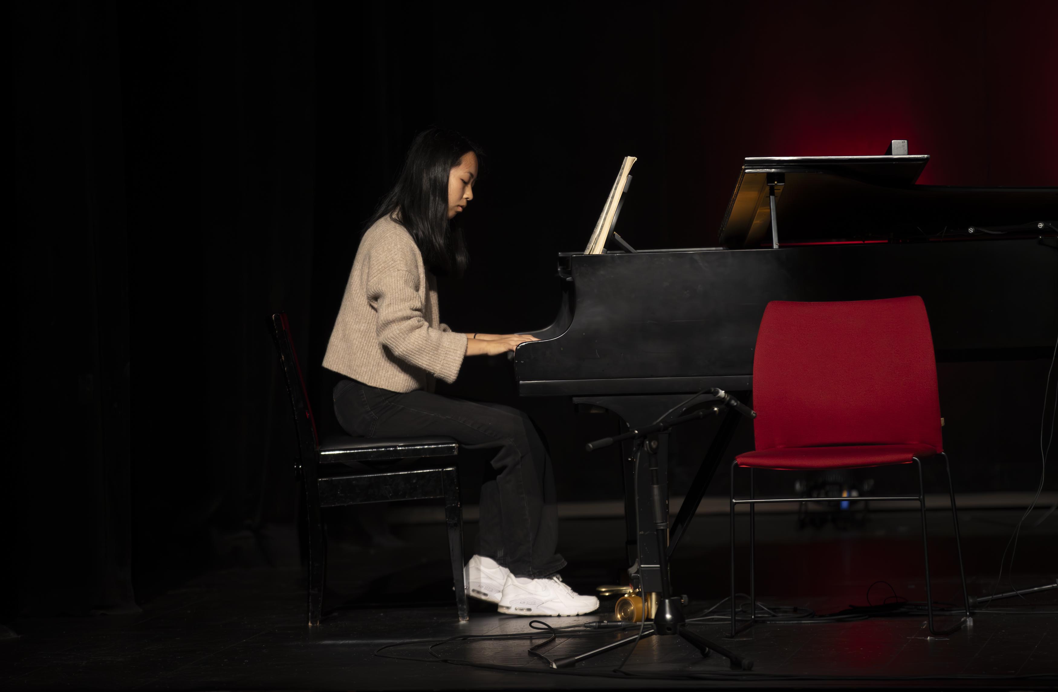 16 år gamle Amy Hafting blir beskrevet av Bjørnar Robertsen som «en kjempebegavelse på piano»