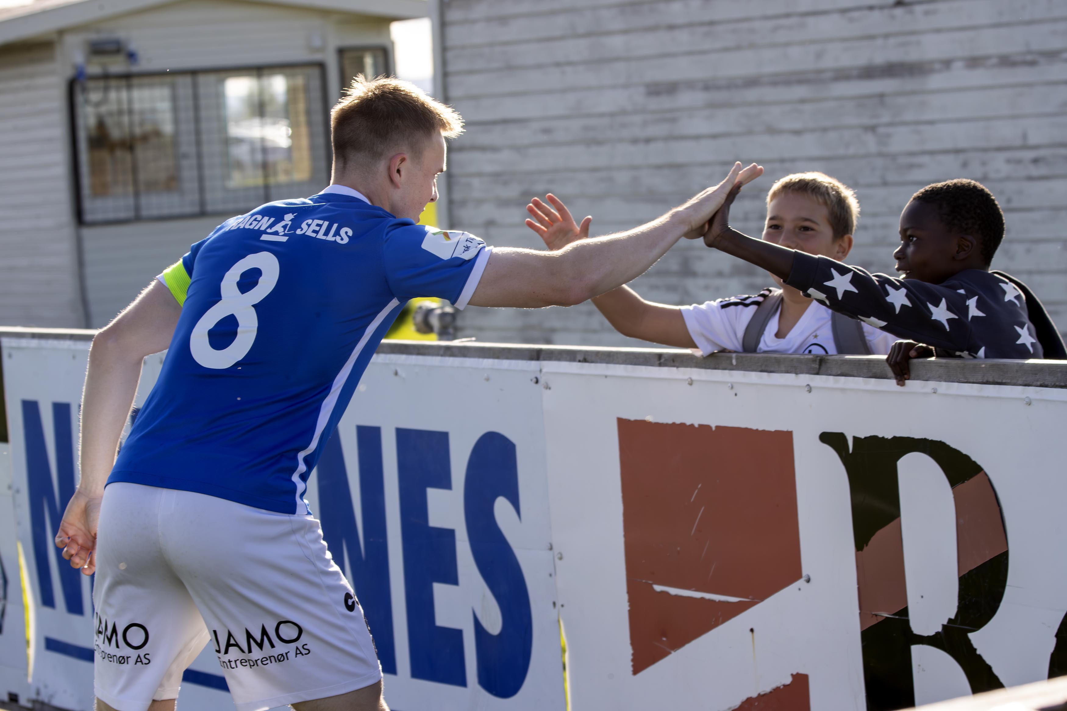 Fin gest kaptein Oliver Stenseth. Maksymillian Liber og Gibril Bandeh får high five etter Olivers 5-1-scoring Fin gest kaptein Oliver Stenseth. Maksymillian Liber og Gibril Bandeh får high five etter Olivers 5-1-scoring