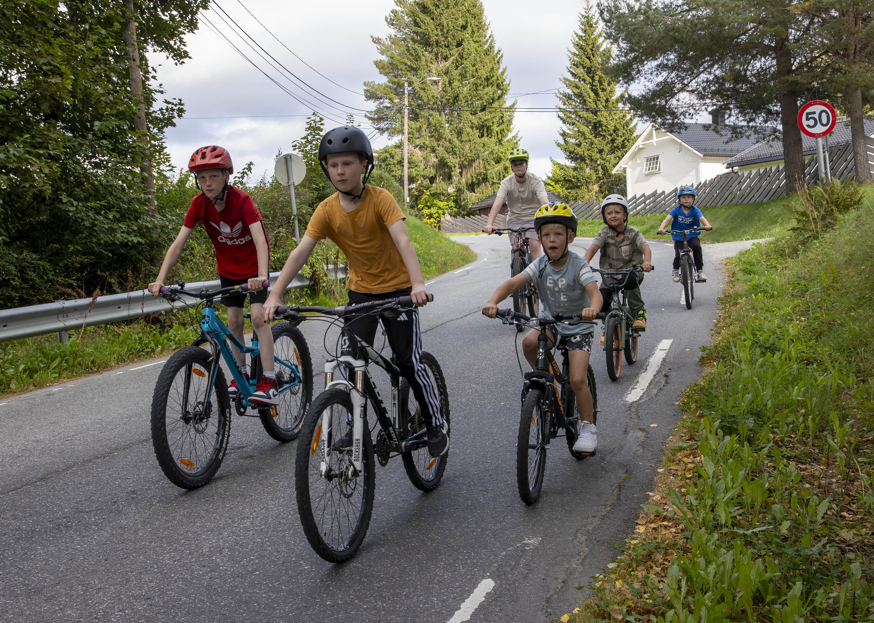 Heine Moløkken Habberstad (i rødt) og Andreas Smestad (i oransje) leder an ned den skumle veien ned mot Nybrua. Bak følger Odin Alexander Smelhus, Sebastian Mork-Hassel, Tale Andre Moløkken Habberstad og helt bakerst Ulrik Tidemand Gran Heine Moløkken Habberstad (i rødt) og Andreas Smestad (i oransje) leder an ned den skumle veien ned mot Nybrua. Bak følger Odin Alexander Smelhus, Sebastian Mork-Hassel, Tale Andre Moløkken Habberstad og helt bakerst Ulrik Tidemand Gran