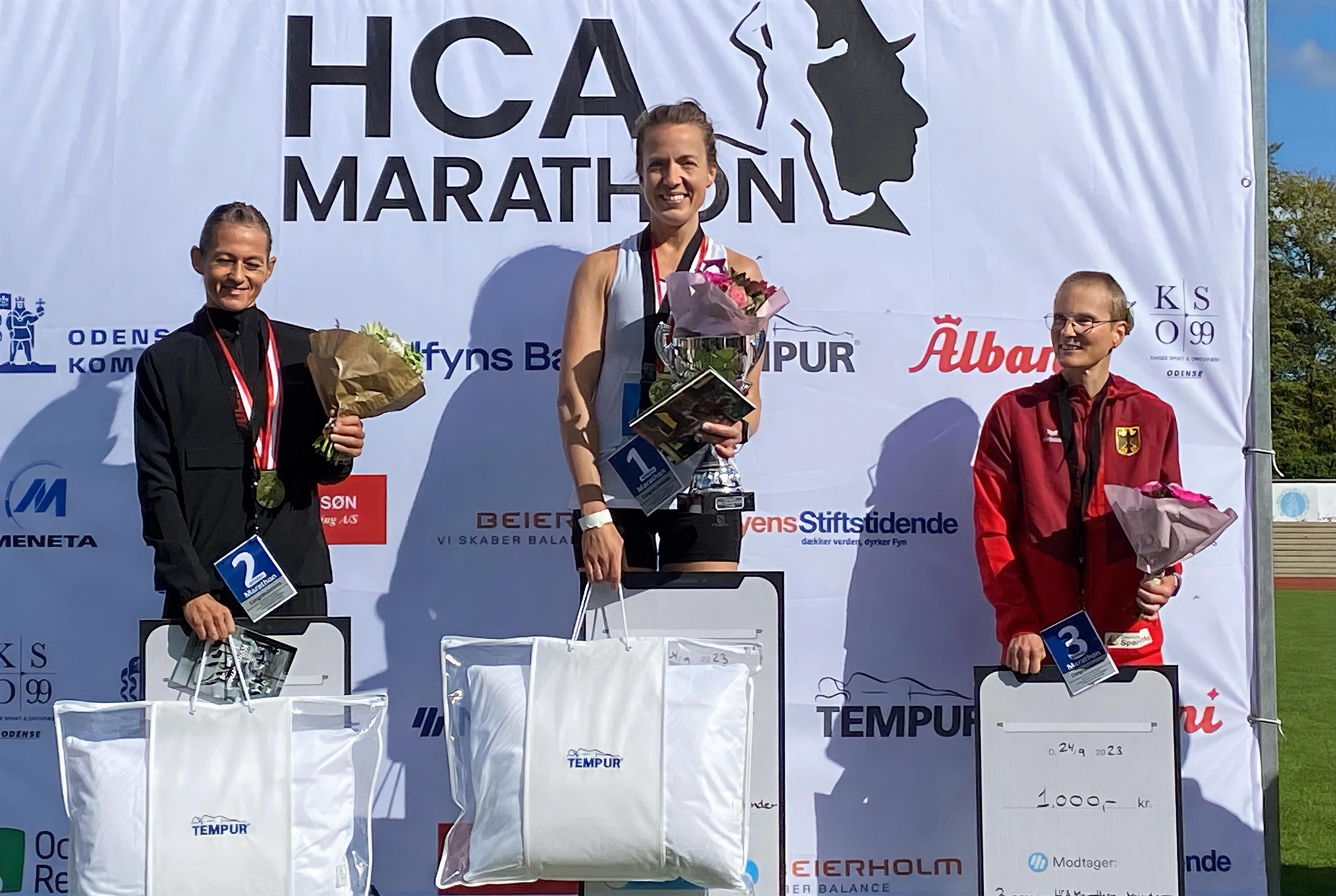 Pallen i kvinneklassen i HCA Marathon. Fra venstre Begitte Hansen, Line Askheim og Nele Alder-Baerens