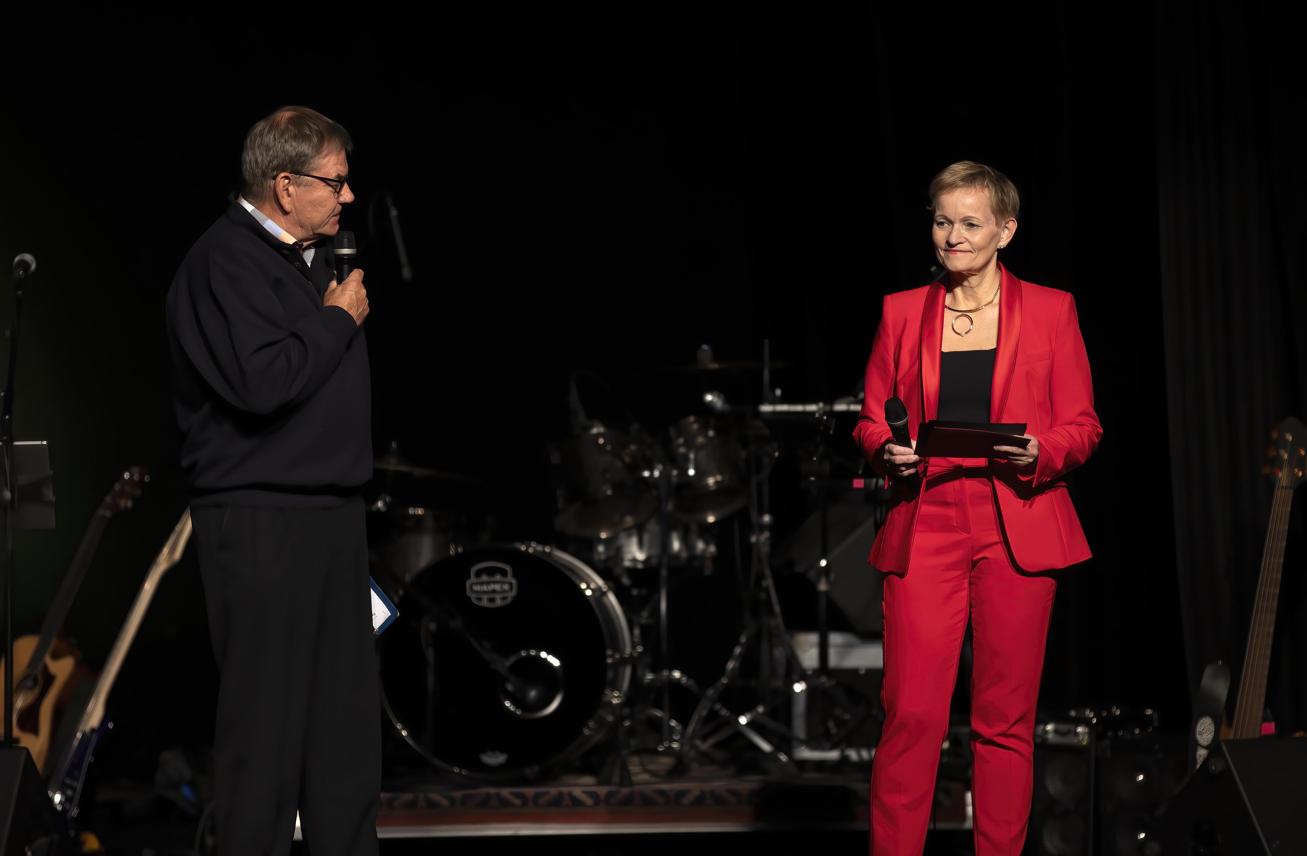 Erik Øsmundset og Mona Julsrud var kveldens konferansierer