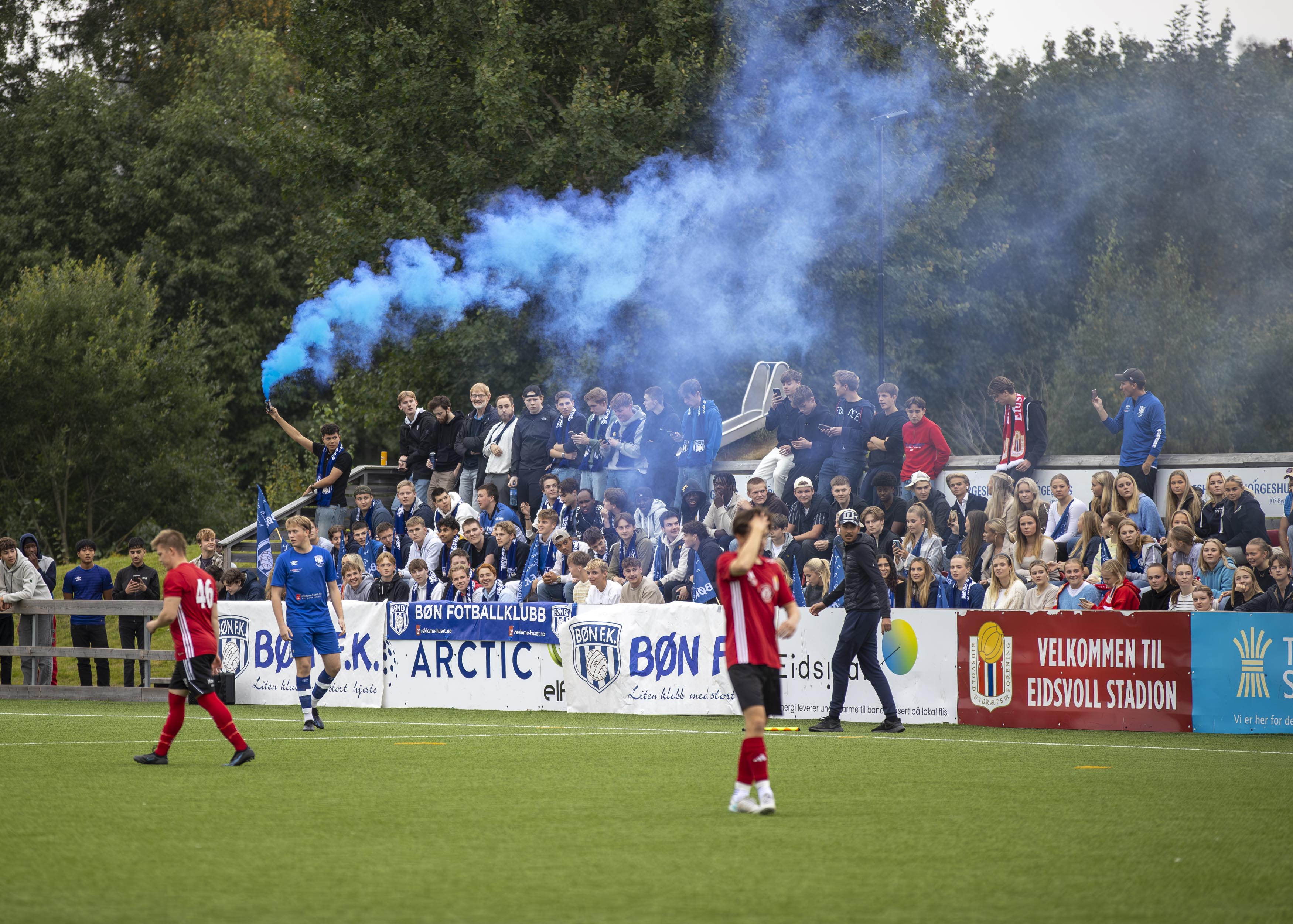 Under innmarsjen var det livlig på tribunen Under innmarsjen var det livlig på tribunen