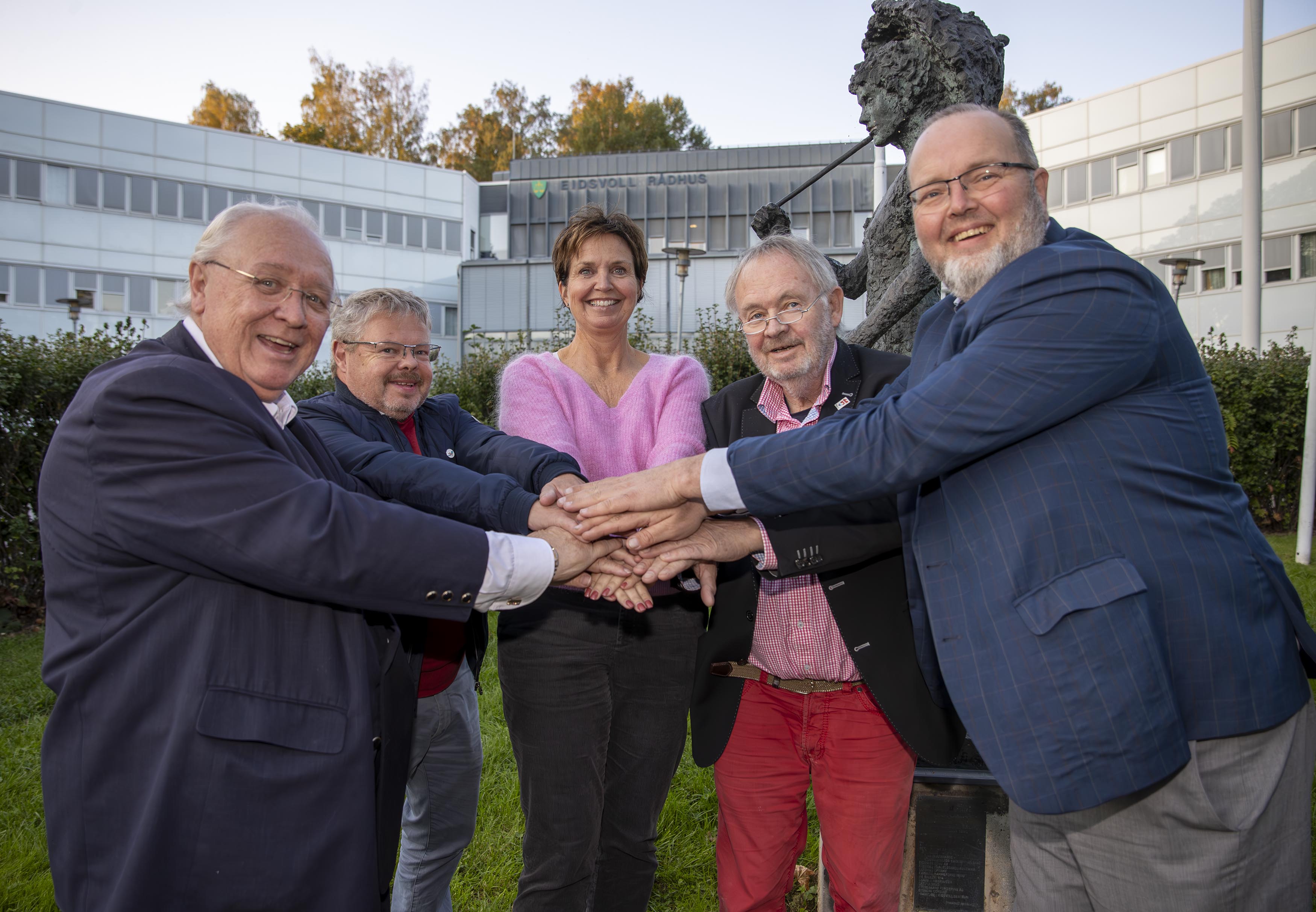 Historisk avtale i Grunnlovsbygda! Fra venstre John Granly (KrF), Stein Stensvold (Industri- og Næringspartiet), Nina Kristengård (Høyre), Rune Storsve (Pensjonistpartiet) og Øyvind Blakset (FrP) Historisk avtale i Grunnlovsbygda! Fra venstre John Granly (KrF), Stein Stensvold (Industri- og Næringspartiet), Nina Kristengård (Høyre), Rune Storsve (Pensjonistpartiet) og Øyvind Blakset (FrP)
