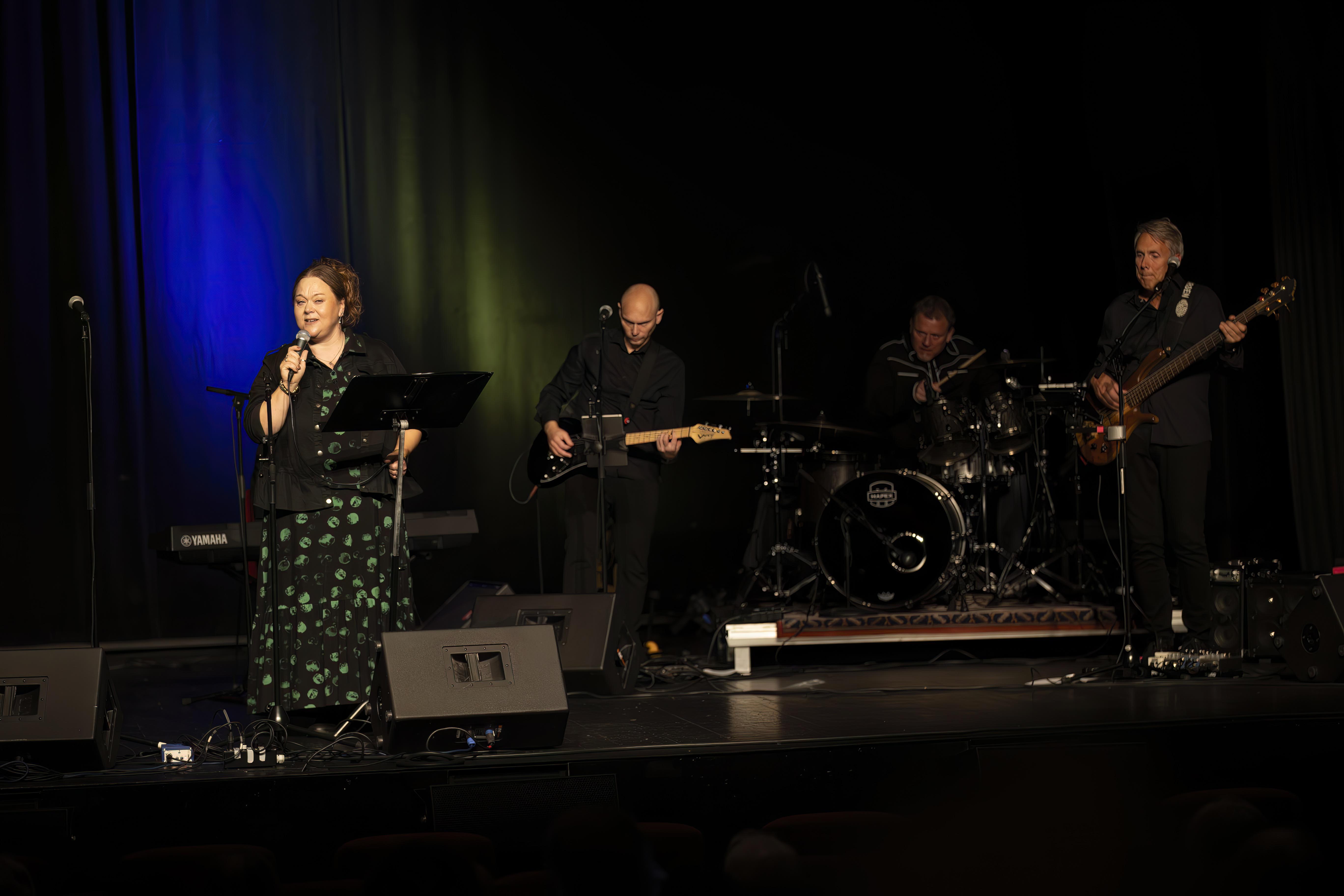 Linn Asak Andersen og husbandet fremførte «The greatest love of all» til terningkast 6