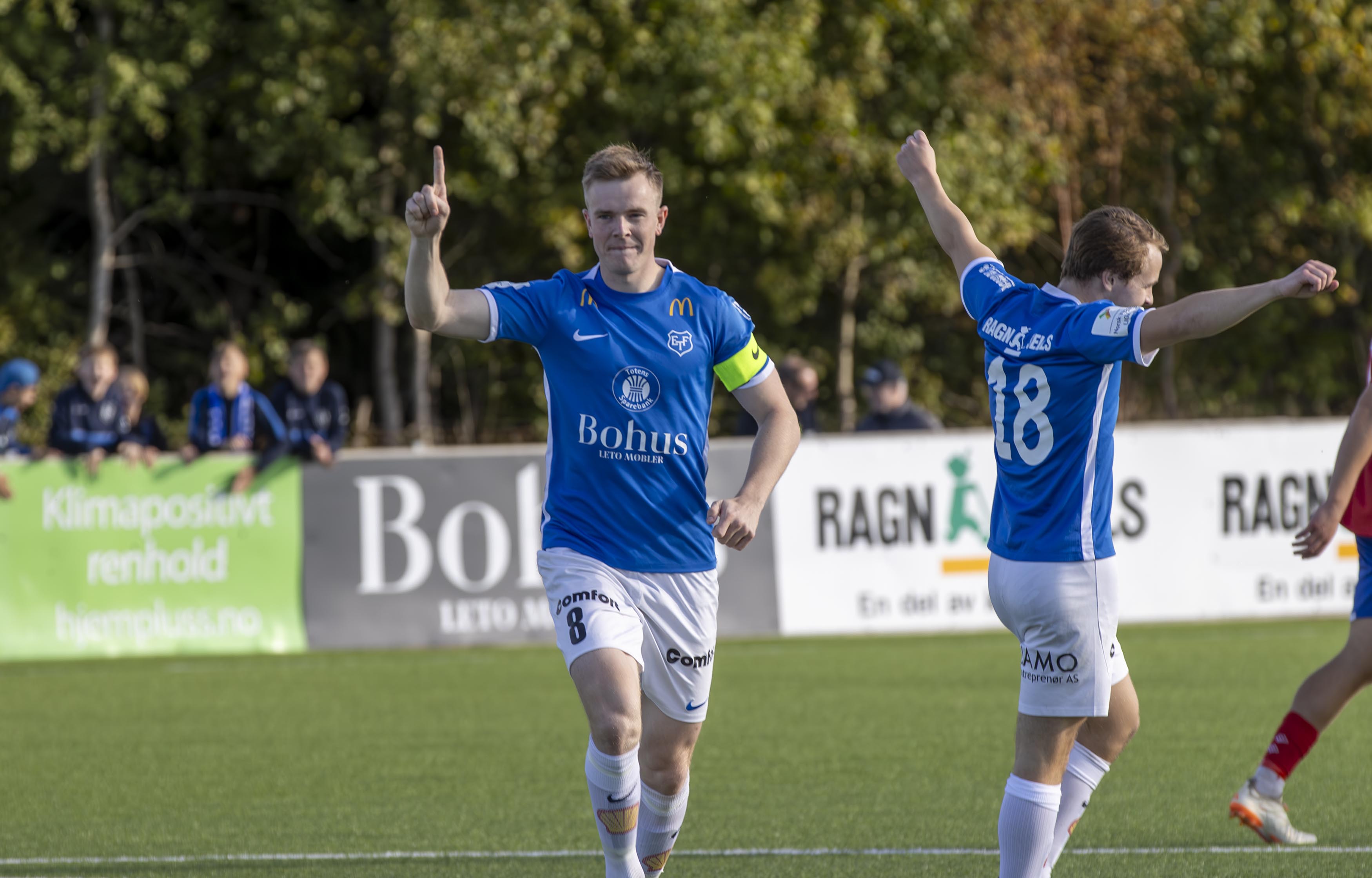 Kaptein Oliver Stenseth jubler for sitt femte mål for sesongen Kaptein Oliver Stenseth jubler for sitt femte mål for sesongen