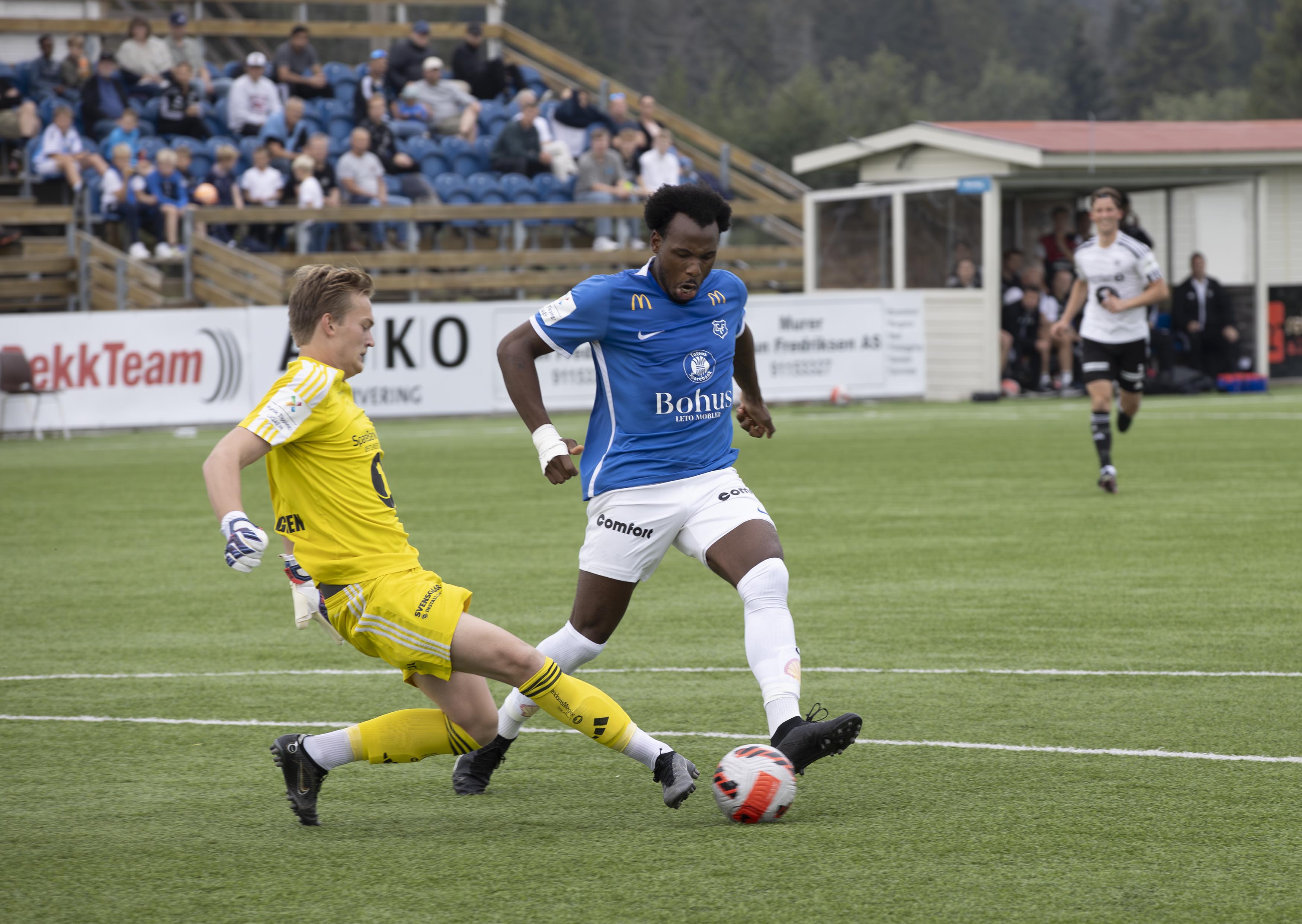 Vital Curtis Kaba er milimeter fra å snappe ballen foran føttene på Martin Kjeverud Eggen