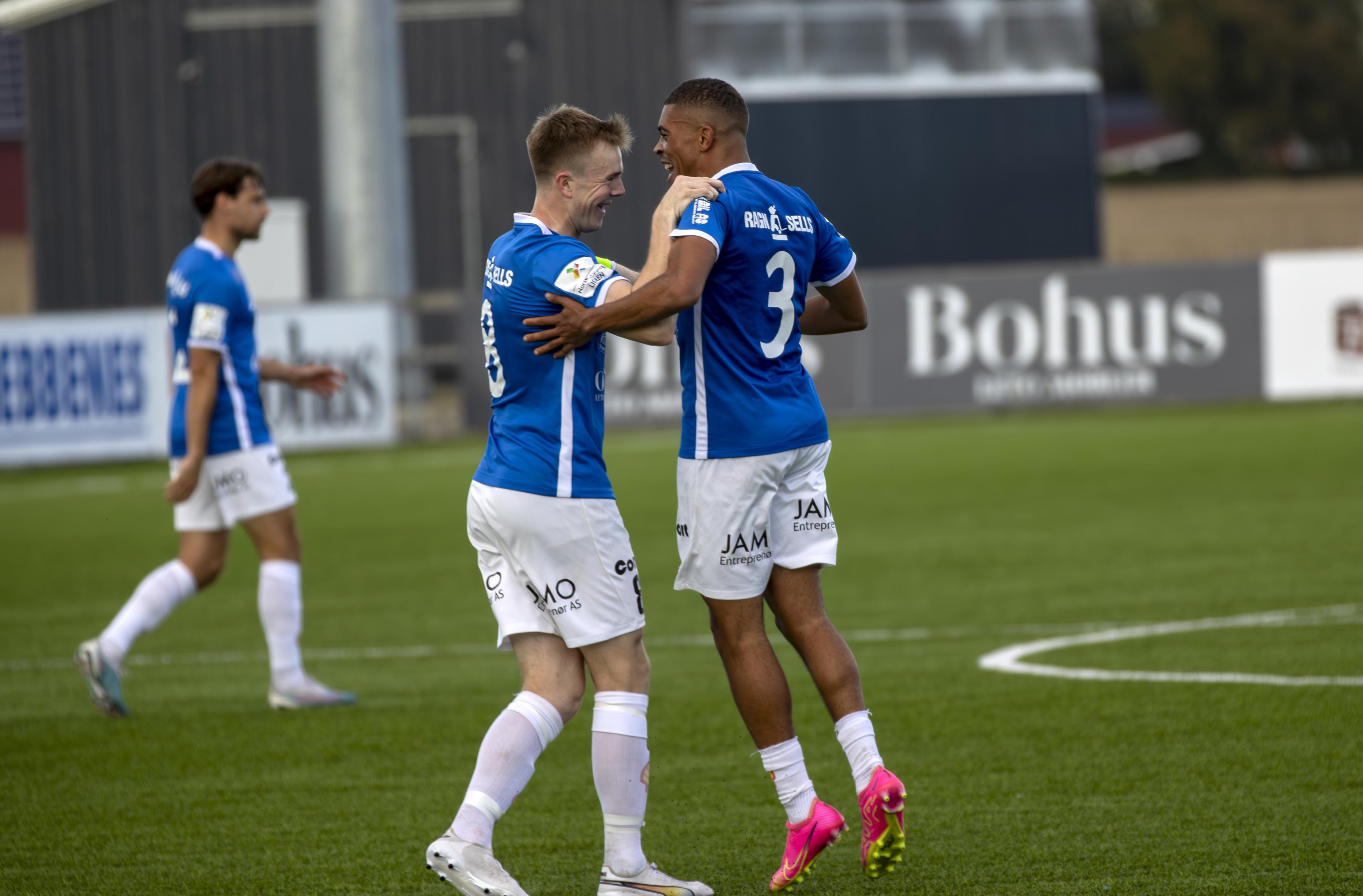 Christopher Frederick Morala Notoane har nettopp scoret sitt aller første mål for Eidsvold Turn på seniornivå, og blir gratulert av kaptein Oliver Stenseth. Christopher Frederick Morala Notoane har nettopp scoret sitt aller første mål for Eidsvold Turn på seniornivå, og blir gratulert av kaptein Oliver Stenseth.