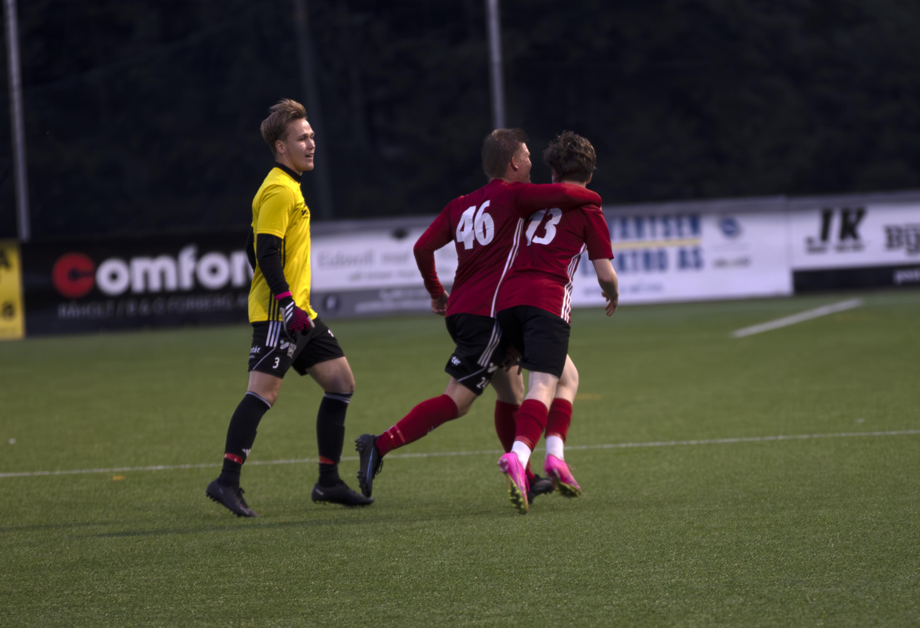 Sander Nathaniel Marring (46) jubler sammen med Sigmund Gjerdalen-Nilsen (13)