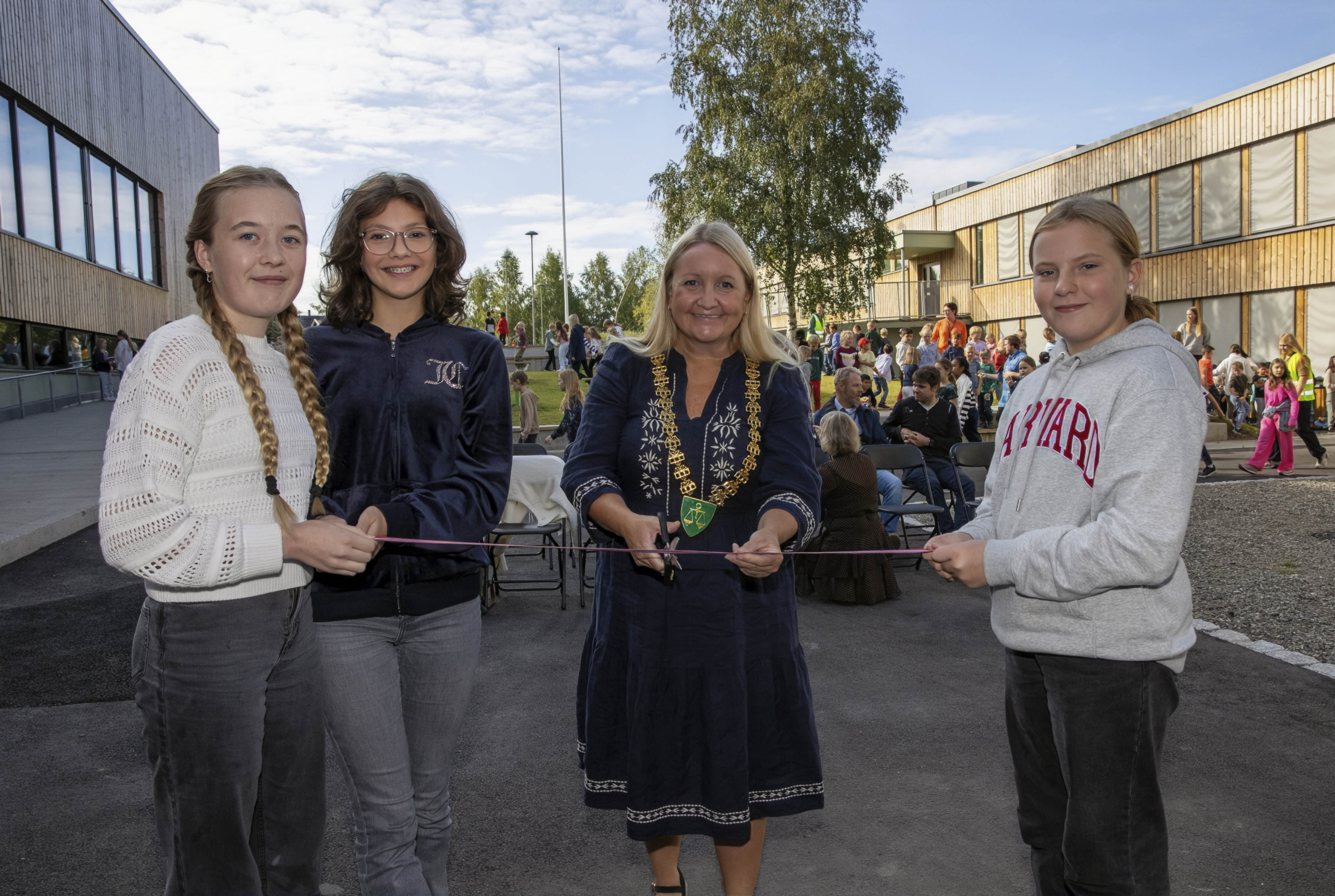 Ordfører Hege Svendsen fikk elevrådshjelp til å holde snoren. Fra venstre Dea Emilie Lystad Haugan, Mari Hellerud og Annelene Gussiås Bjørgeengen Ordfører Hege Svendsen fikk elevrådshjelp til å holde snoren. Fra venstre Dea Emilie Lystad Haugan, Mari Hellerud og Annelene Gussiås Bjørgeengen