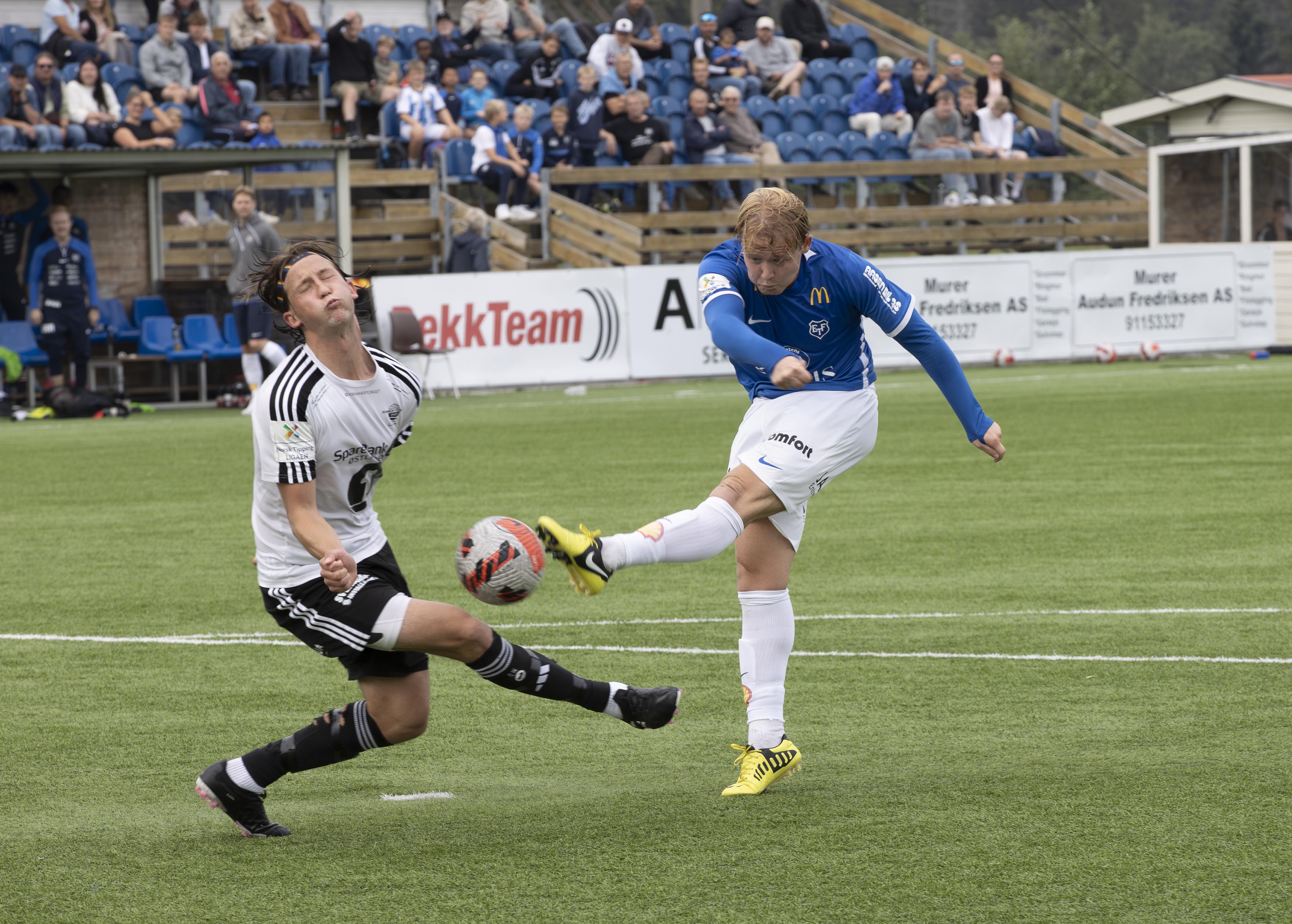 Herman Japp&eacute;e Henriksen fyrer av et skudd som blir blokkert