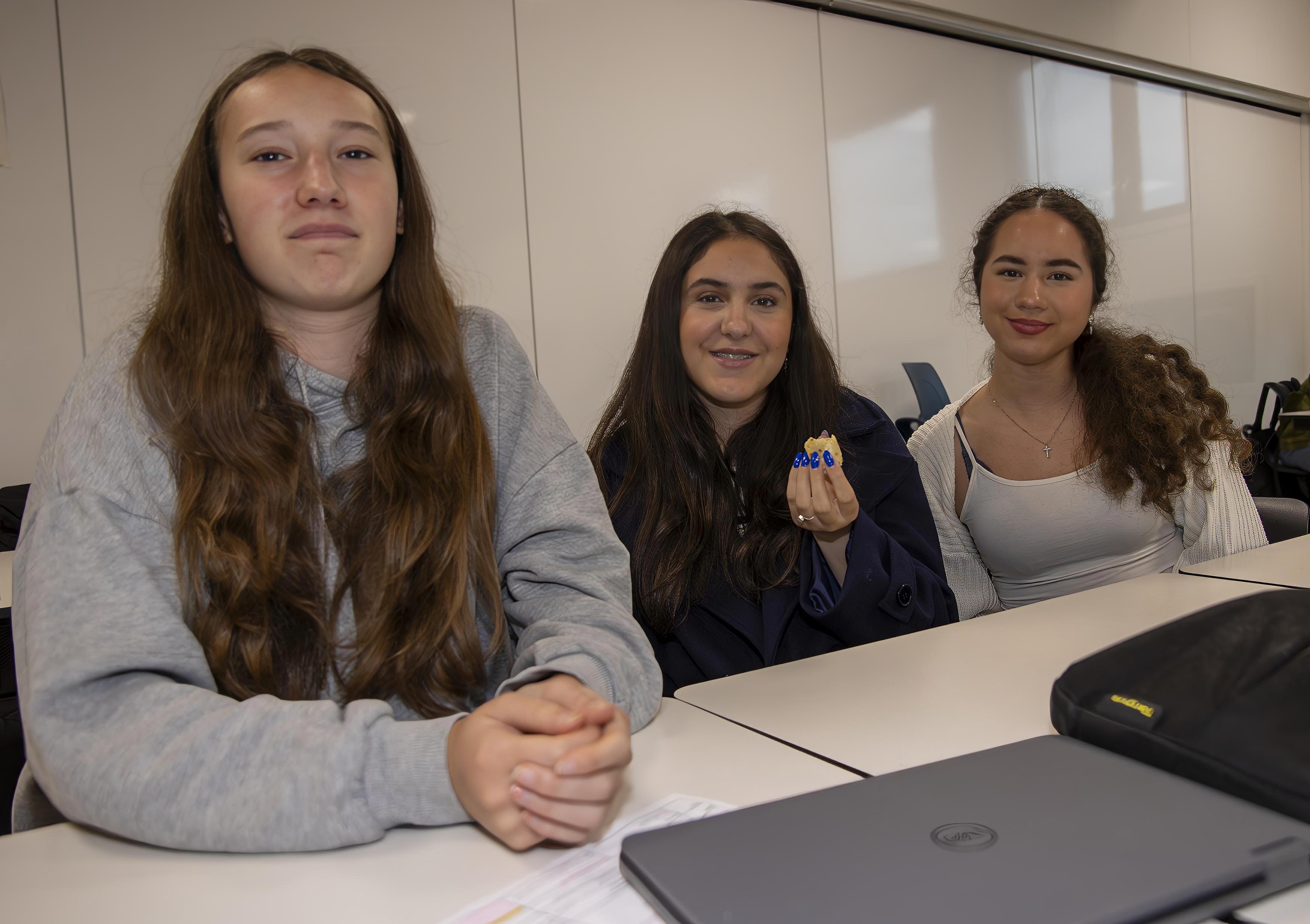 Eira Sofie Yri-Hagen, Ina Kaljosi og Jessica Chadani Østby var litt skeptiske til å smake på en lefse som hadde gått ut på dato