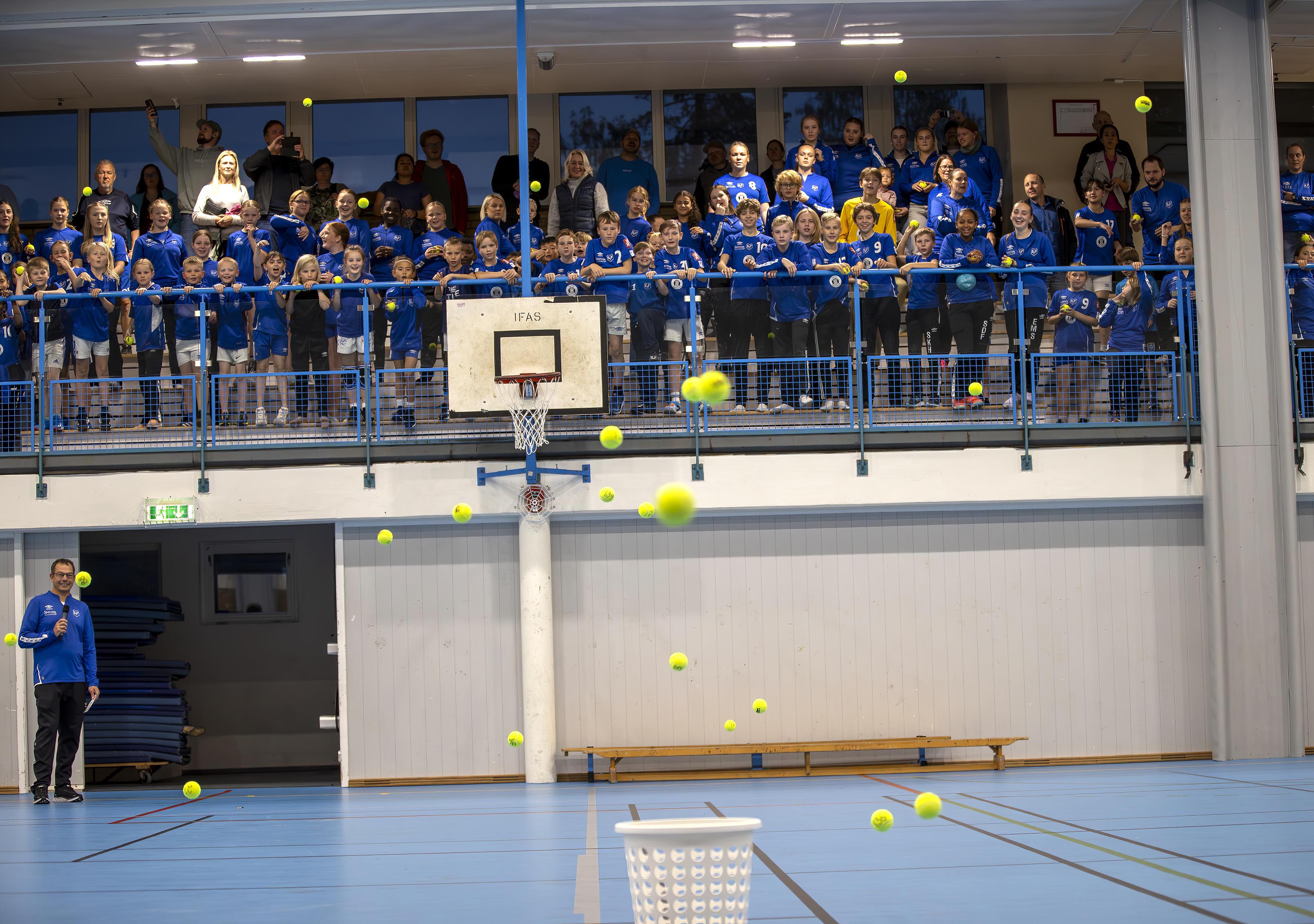 Med hver sin nummererte tennisball var det om å gjøre å treffe kurven Med hver sin nummererte tennisball var det om å gjøre å treffe kurven