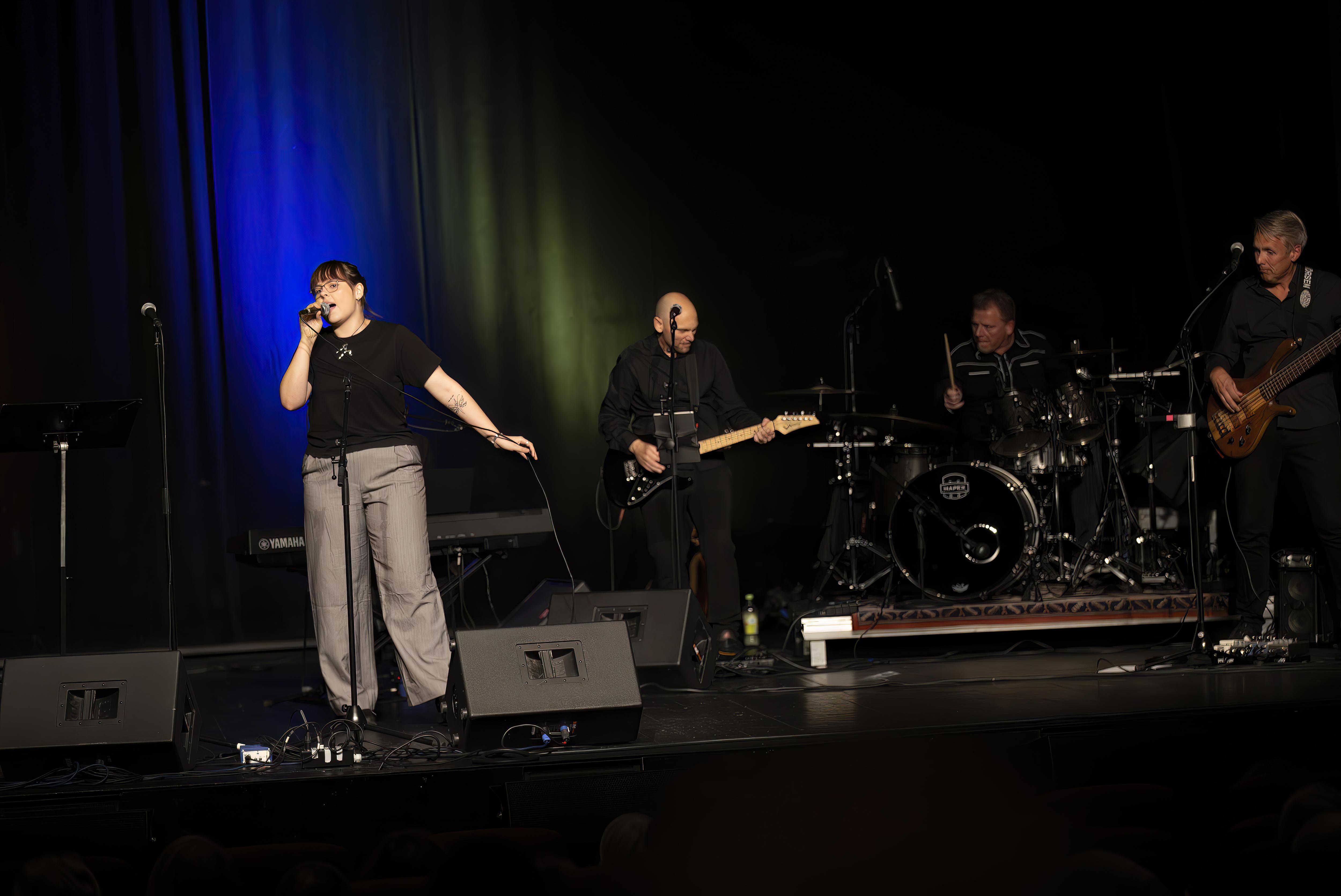 Andrea Lynn Sæle fremførte Sara Fjeldvær-låta «Indulge me» med stor innlevelse