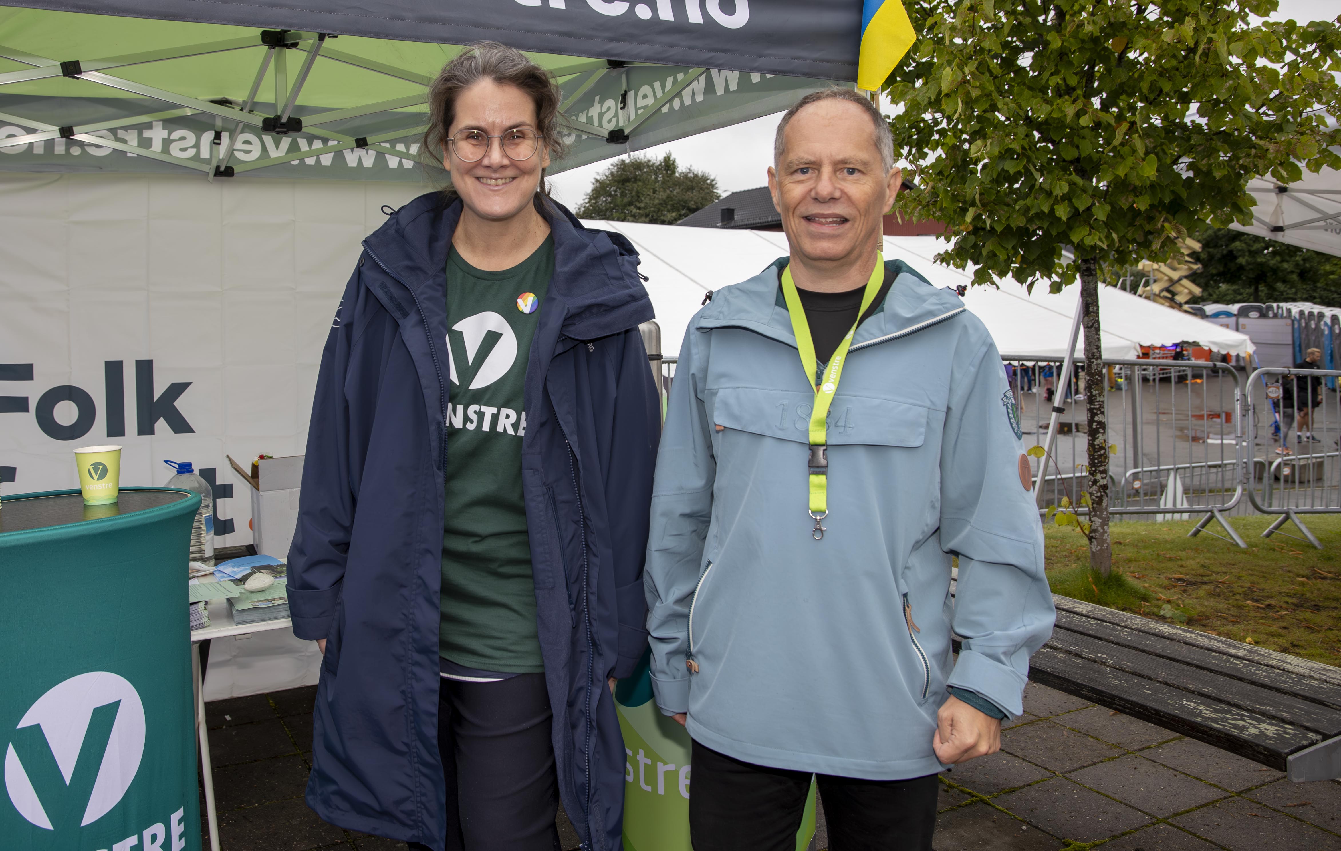 - Det er ikke ikke naturlig å ta dette opp som sak i årets valgkamp, sier Knut Bakkehaug i Venstre. Her sammen med Anja Zabelberg under Råholtdagene - Det er ikke ikke naturlig å ta dette opp som sak i årets valgkamp, sier Knut Bakkehaug i Venstre. Her sammen med Anja Zabelberg under Råholtdagene